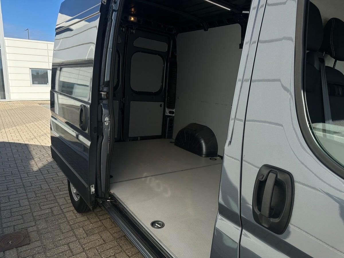 Billede af Citroën Jumper 35 L2H2 2,2 Blue HDi Masterline EAT8 180HK Van 8g Aut.