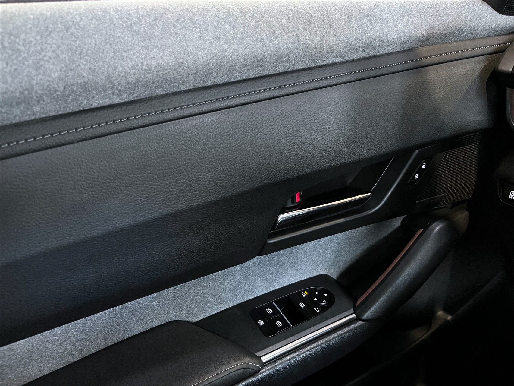 Billede af Mazda MX-30 0,8 e-Skyactiv R-EV  Plugin-hybrid Makoto 170HK 5d Trinl. Gear