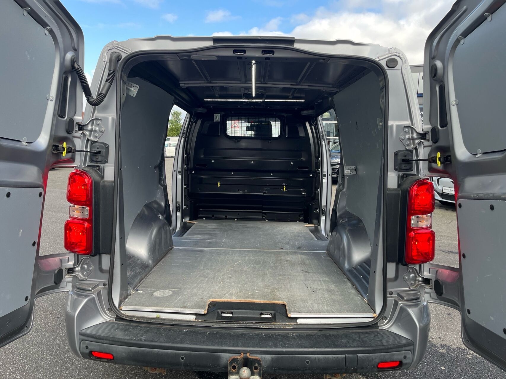 Billede af Citroën Jumpy L3 2,0 Blue HDi Masterline EAT8 180HK Van 8g Aut.