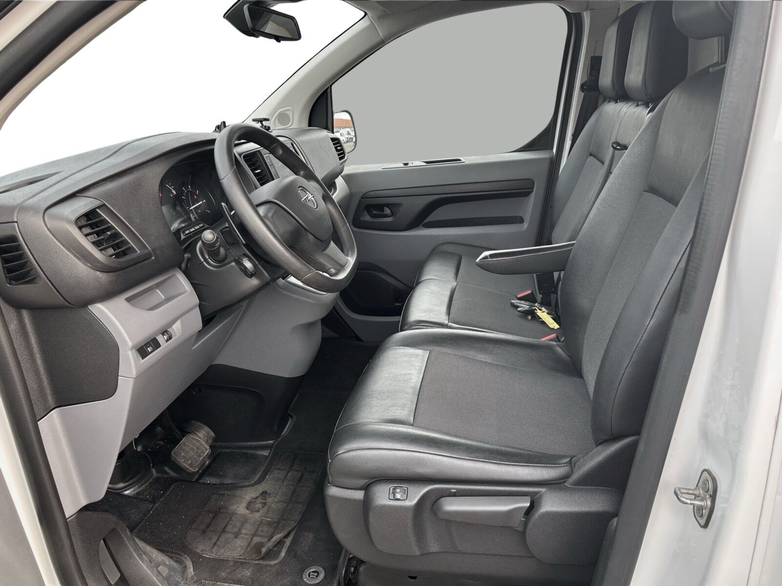 Billede af Opel Vivaro L3V2 2,0 BlueHDi Enjoy AT8 145HK Van 8g Aut.