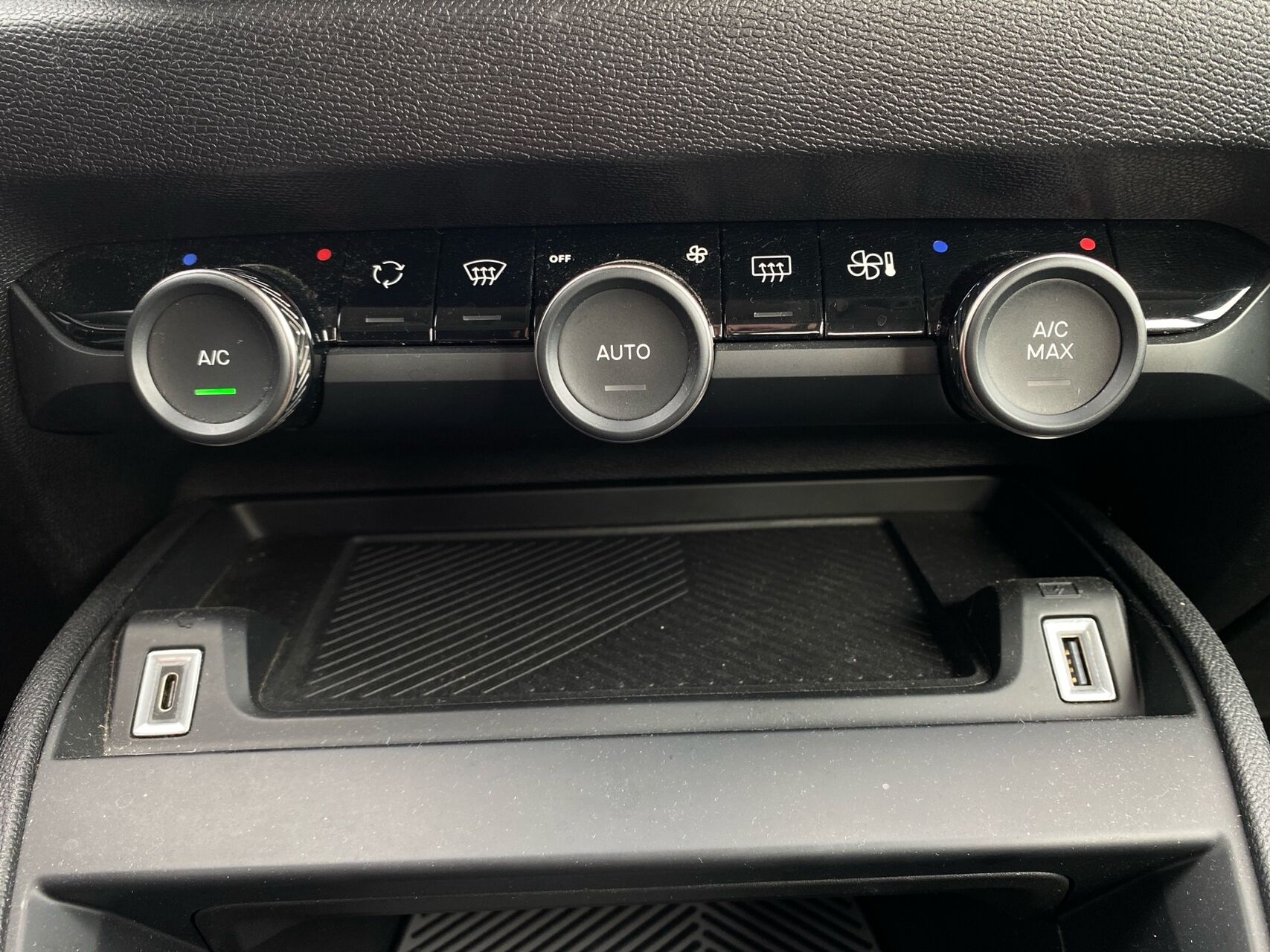 Billede af Citroën e-C4 X EL Plus 156HK 5d Aut.