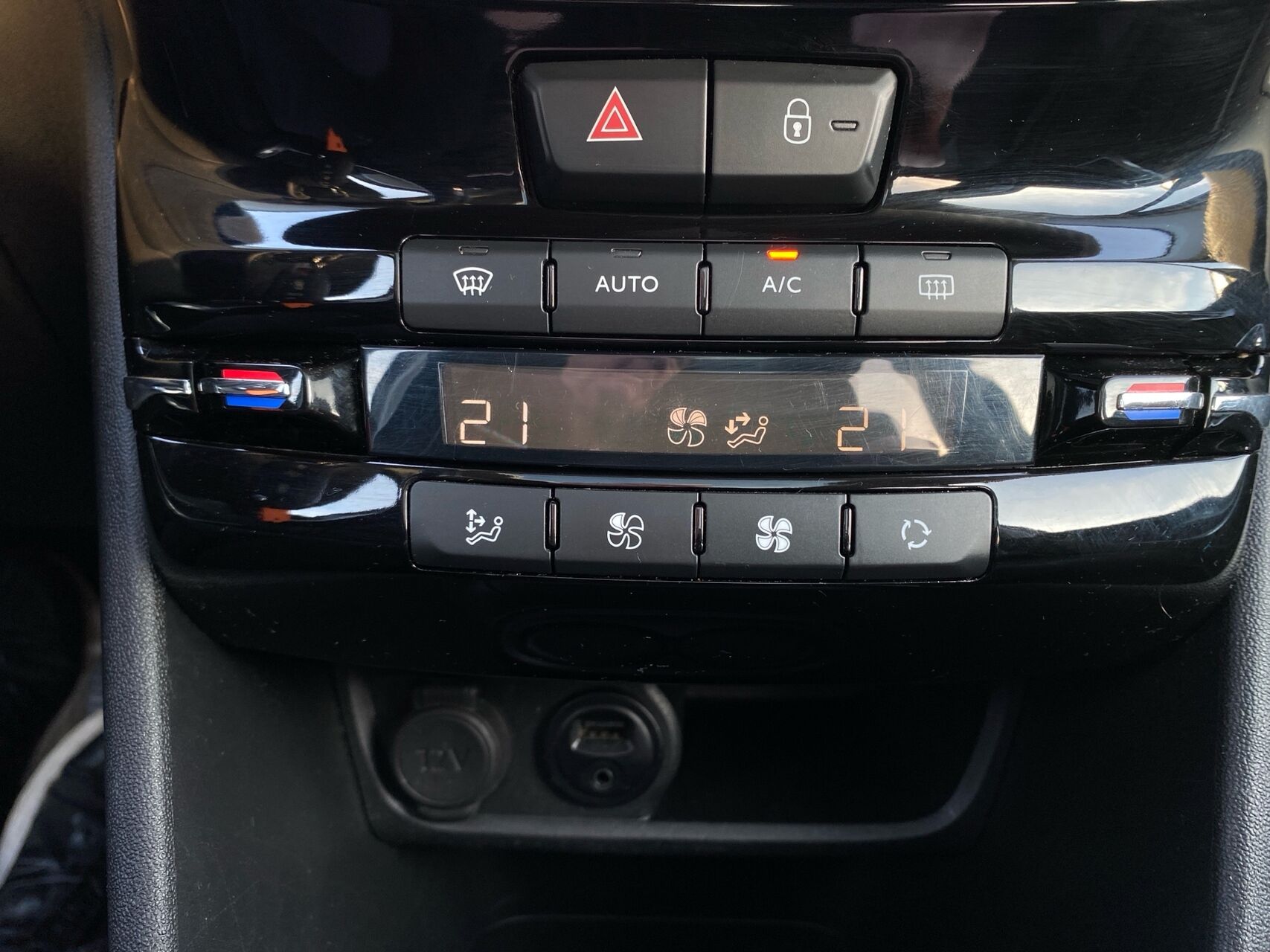 Billede af Peugeot 2008 1,2 e-THP Desire Sky 110HK 5d