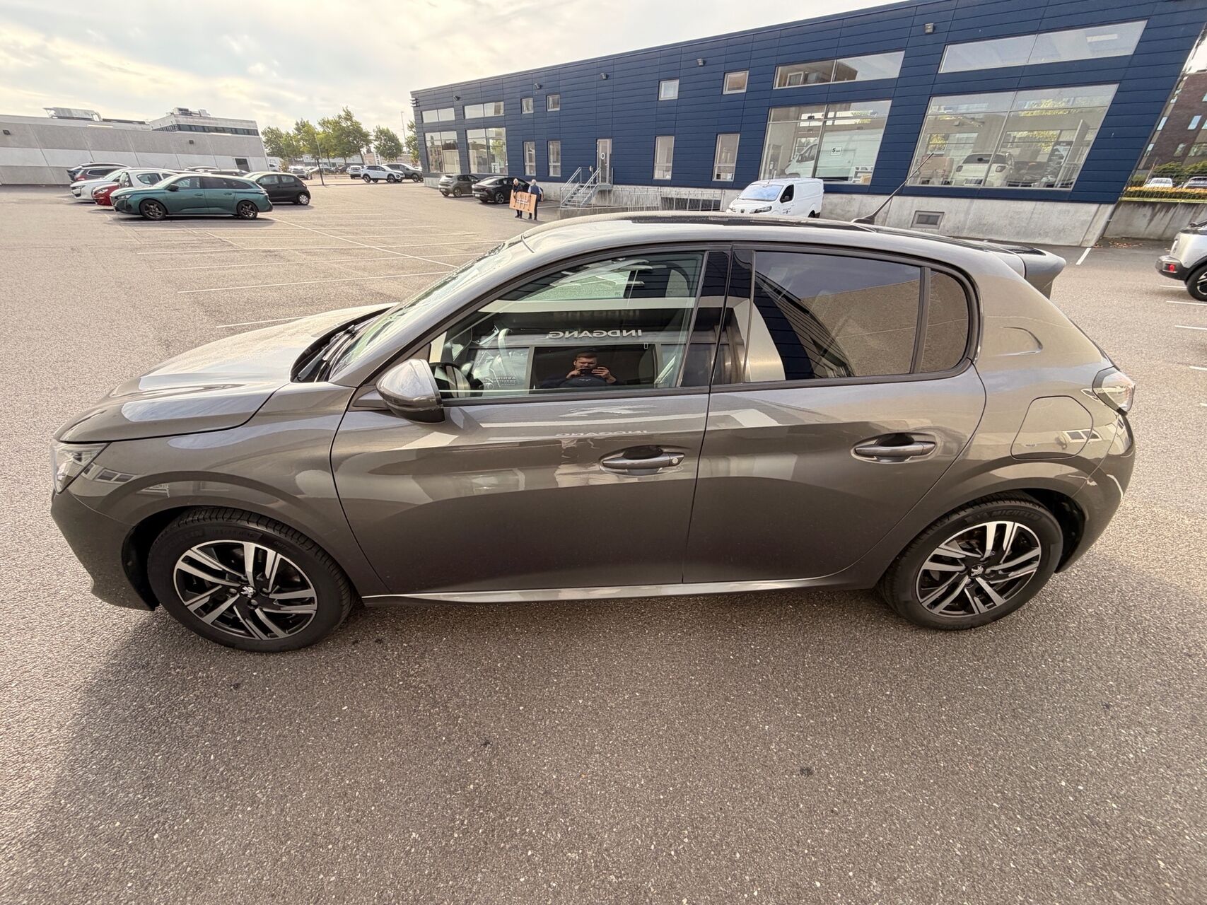 Billede af Peugeot 208 1,2 PureTech Allure Sky EAT8 100HK 5d 8g Aut.