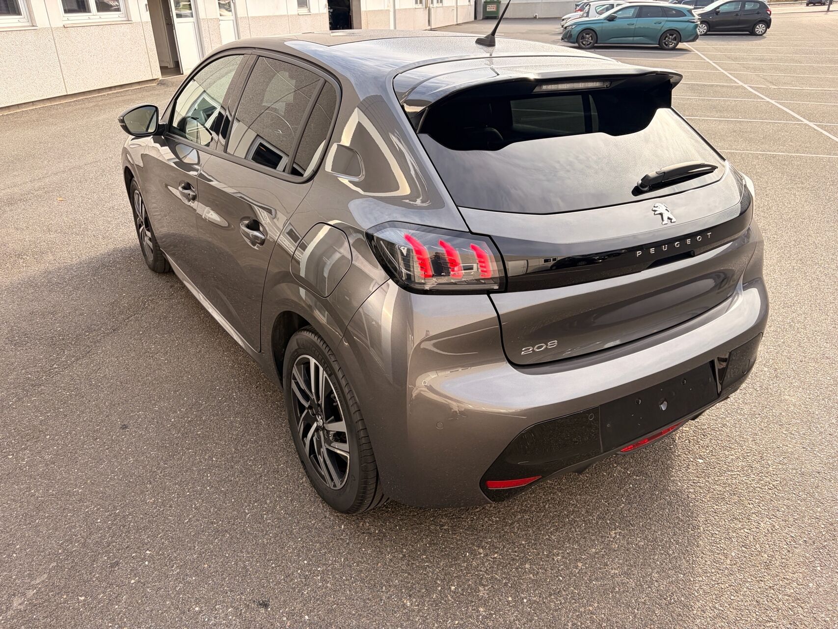 Billede af Peugeot 208 1,2 PureTech Allure Sky EAT8 100HK 5d 8g Aut.
