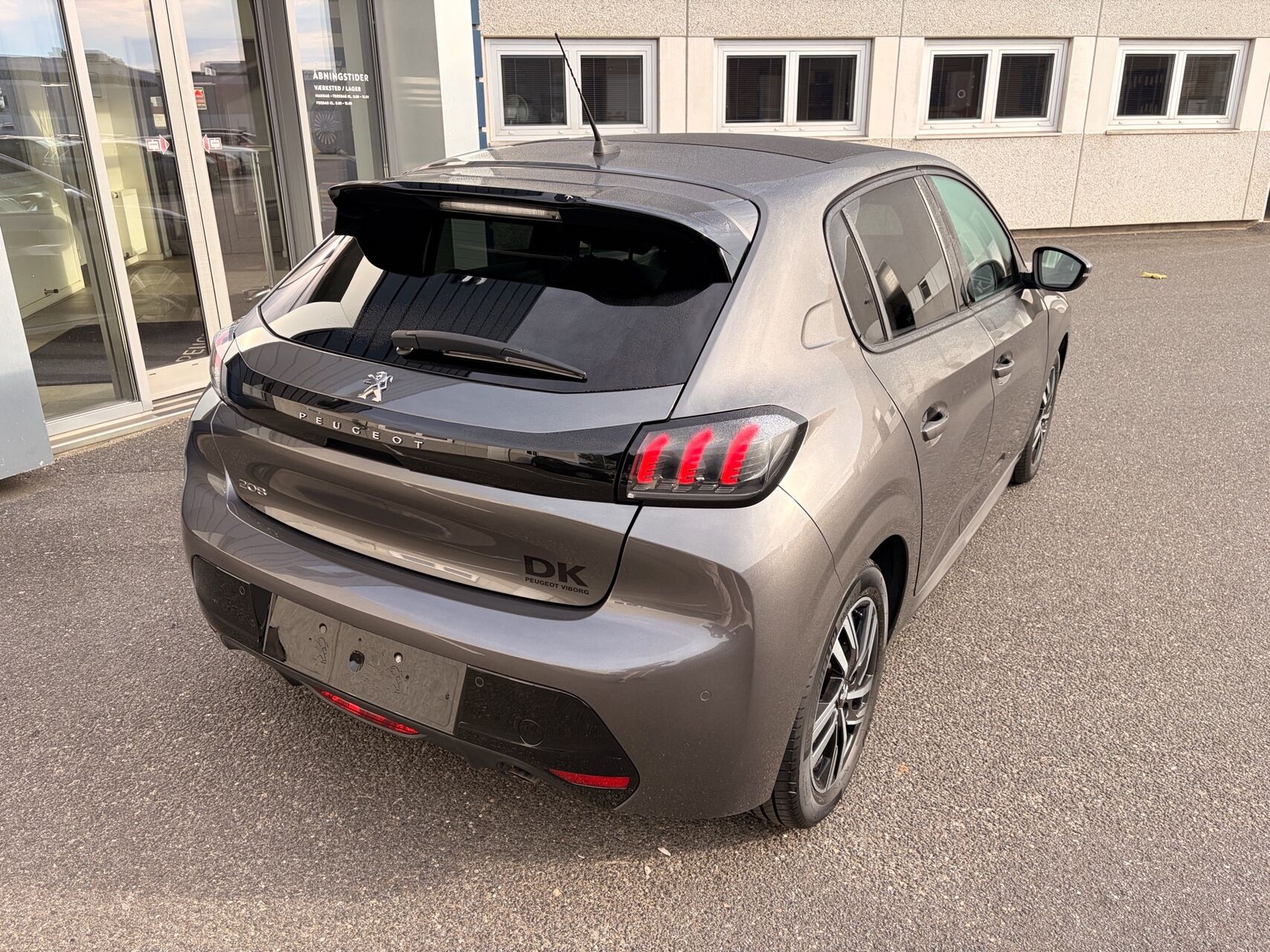Billede af Peugeot 208 1,2 PureTech Allure Sky EAT8 100HK 5d 8g Aut.