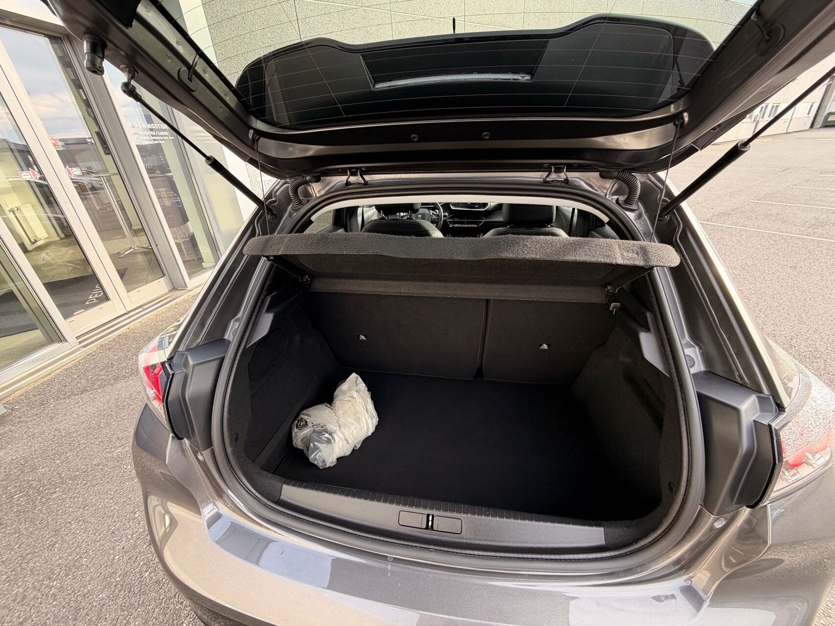 Billede af Peugeot 208 1,2 PureTech Allure Sky EAT8 100HK 5d 8g Aut.