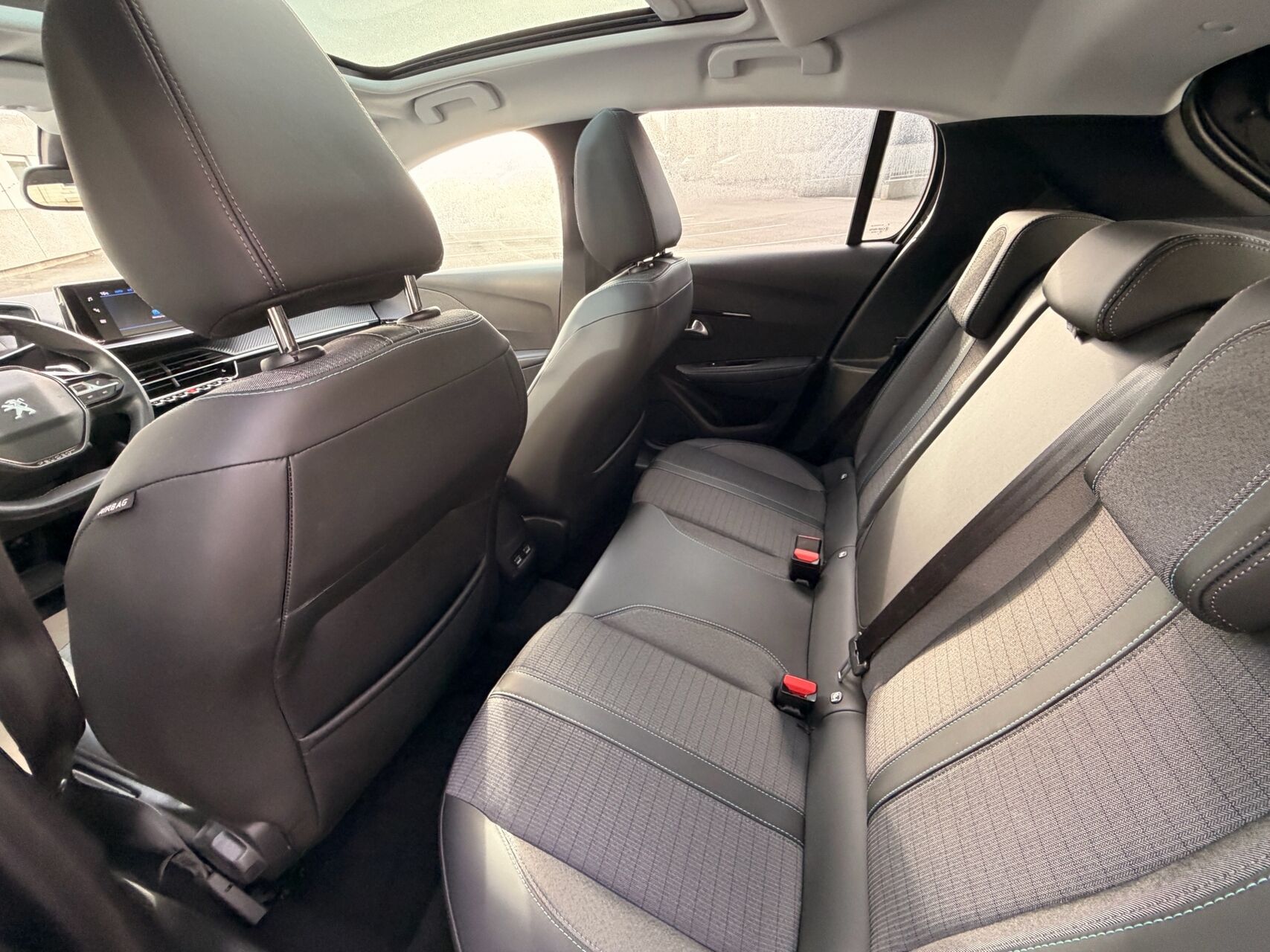 Billede af Peugeot 208 1,2 PureTech Allure Sky EAT8 100HK 5d 8g Aut.