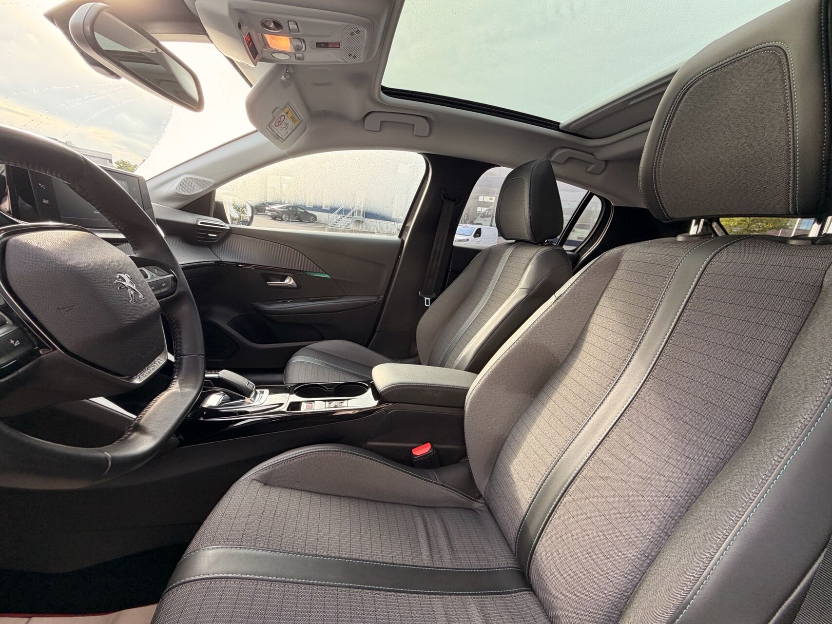 Billede af Peugeot 208 1,2 PureTech Allure Sky EAT8 100HK 5d 8g Aut.