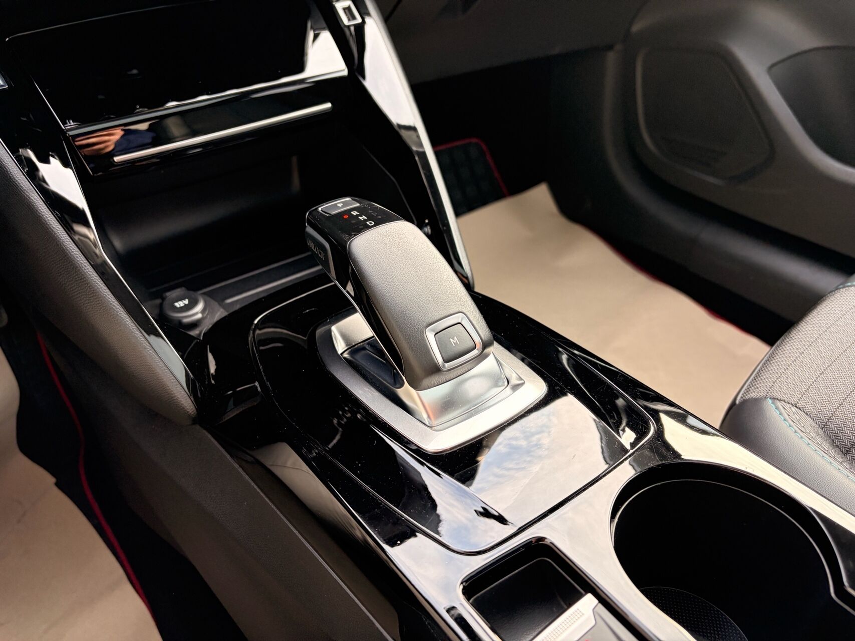Billede af Peugeot 208 1,2 PureTech Allure Sky EAT8 100HK 5d 8g Aut.