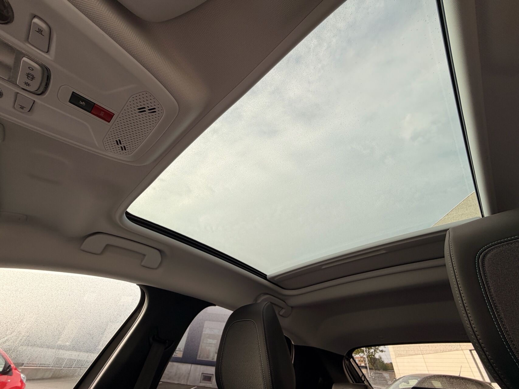 Billede af Peugeot 208 1,2 PureTech Allure Sky EAT8 100HK 5d 8g Aut.