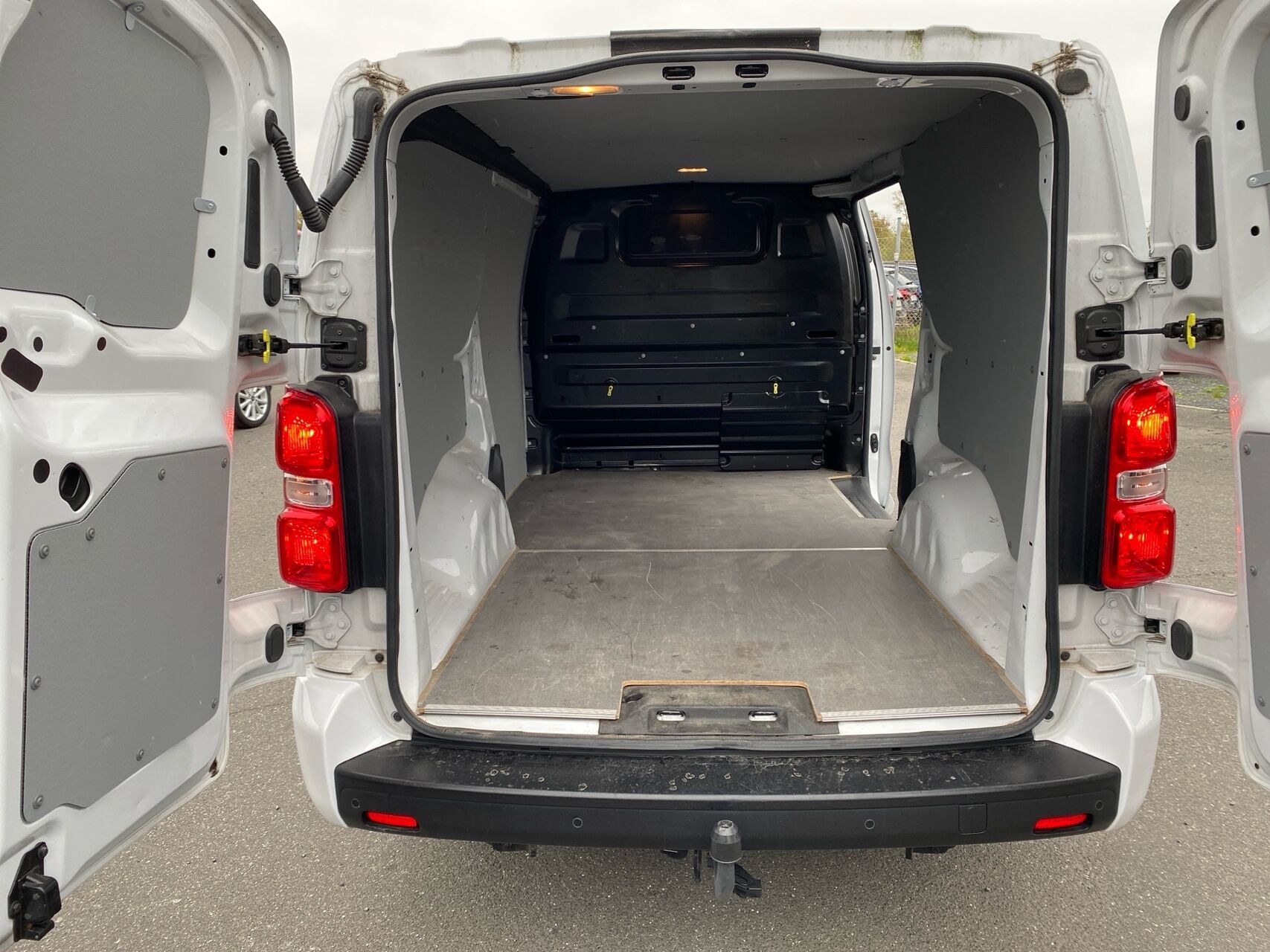 Billede af Citroën Jumpy L3 2,0 Blue HDi Masterline EAT8 145HK Van 8g Aut.