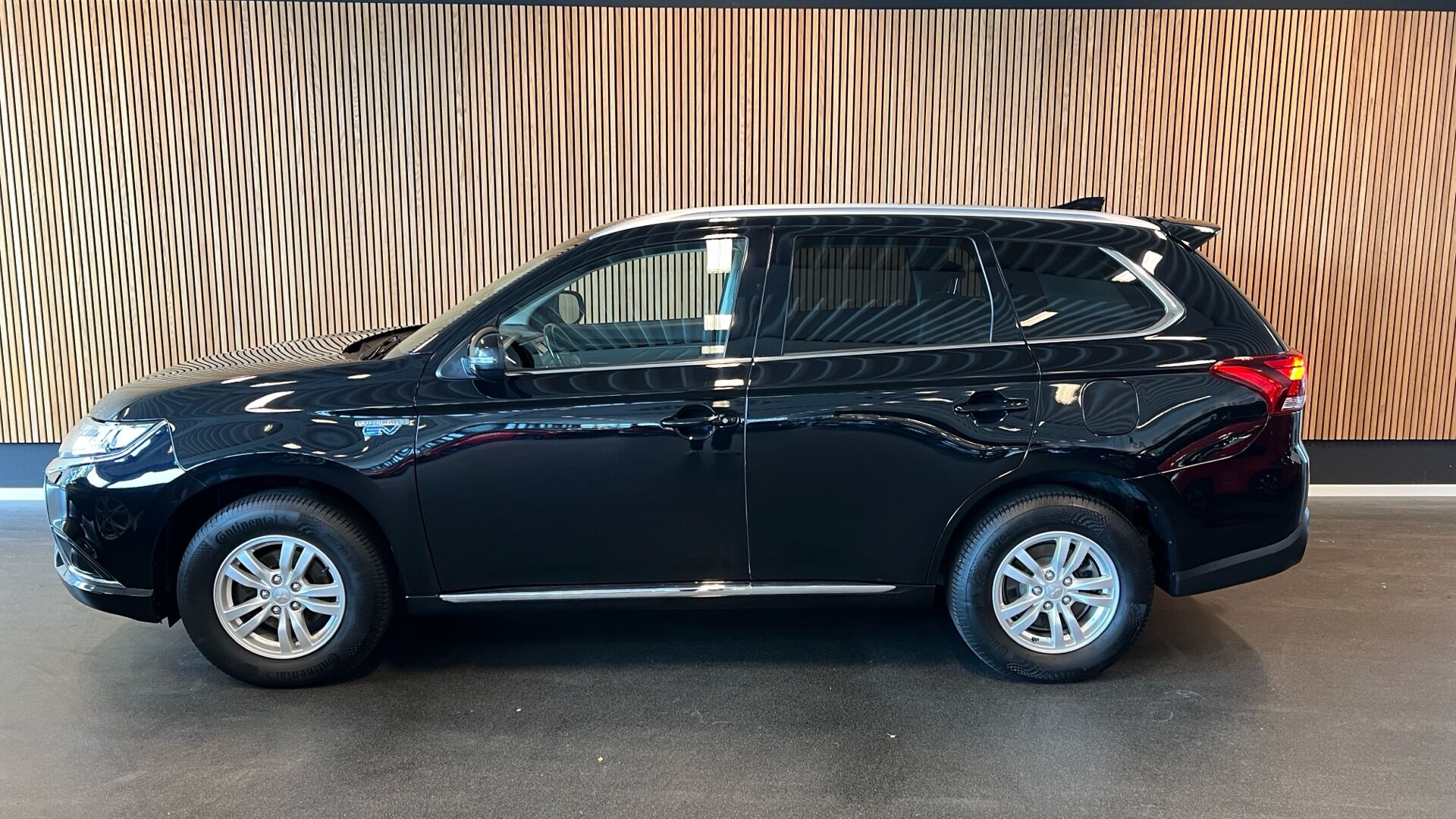Billede af Mitsubishi Outlander 2,4 PHEV  Plugin-hybrid Invite+ 4WD 224HK 5d 6g Trinl. Gear