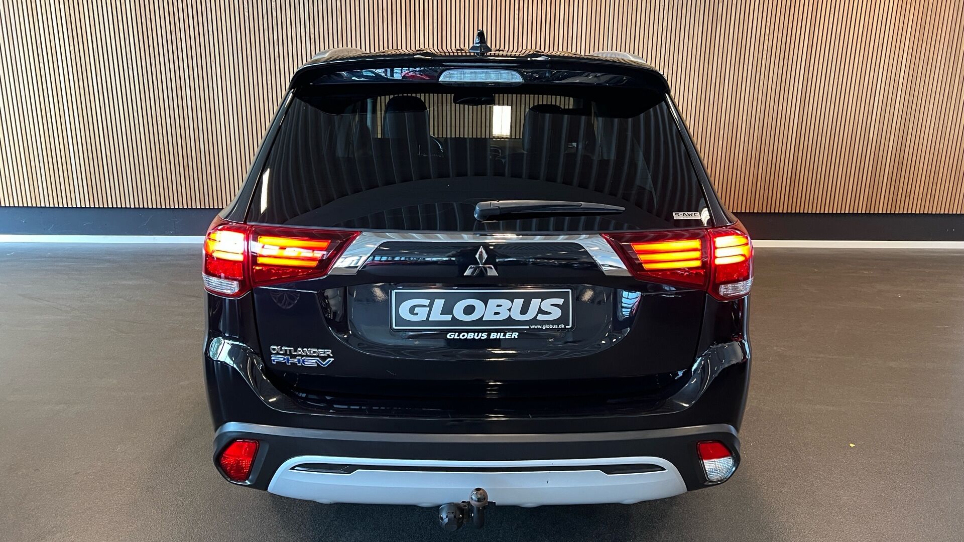 Billede af Mitsubishi Outlander 2,4 PHEV  Plugin-hybrid Invite+ 4WD 224HK 5d 6g Trinl. Gear