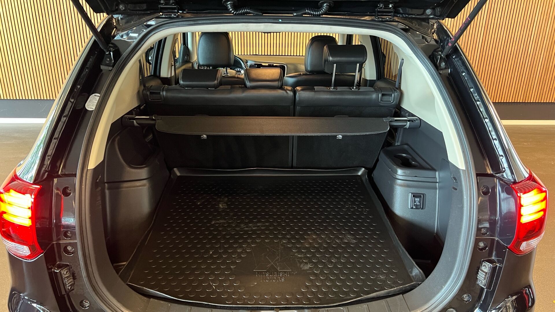 Billede af Mitsubishi Outlander 2,4 PHEV  Plugin-hybrid Invite+ 4WD 224HK 5d 6g Trinl. Gear