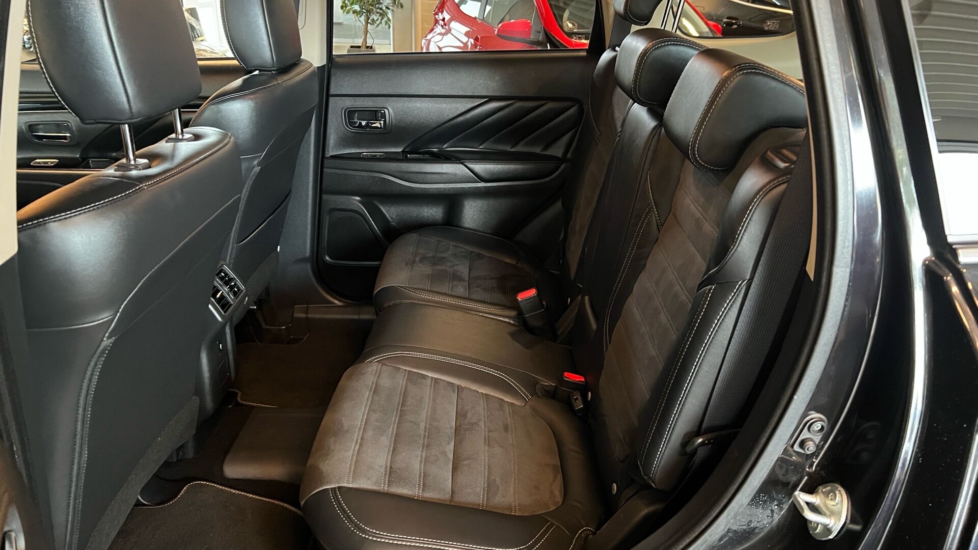 Billede af Mitsubishi Outlander 2,4 PHEV  Plugin-hybrid Invite+ 4WD 224HK 5d 6g Trinl. Gear