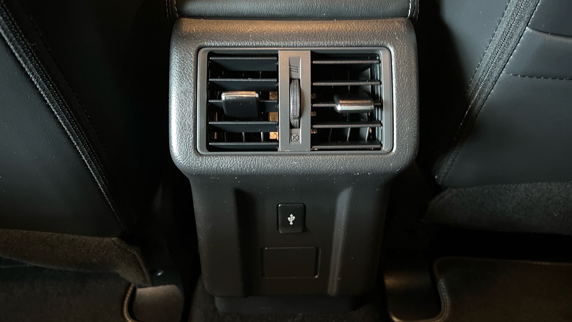 Billede af Mitsubishi Outlander 2,4 PHEV  Plugin-hybrid Invite+ 4WD 224HK 5d 6g Trinl. Gear