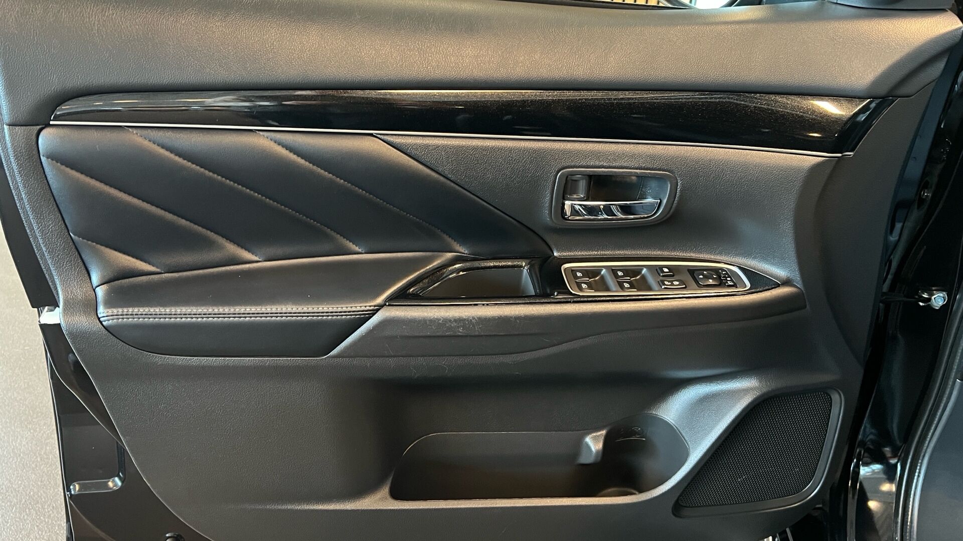 Billede af Mitsubishi Outlander 2,4 PHEV  Plugin-hybrid Invite+ 4WD 224HK 5d 6g Trinl. Gear