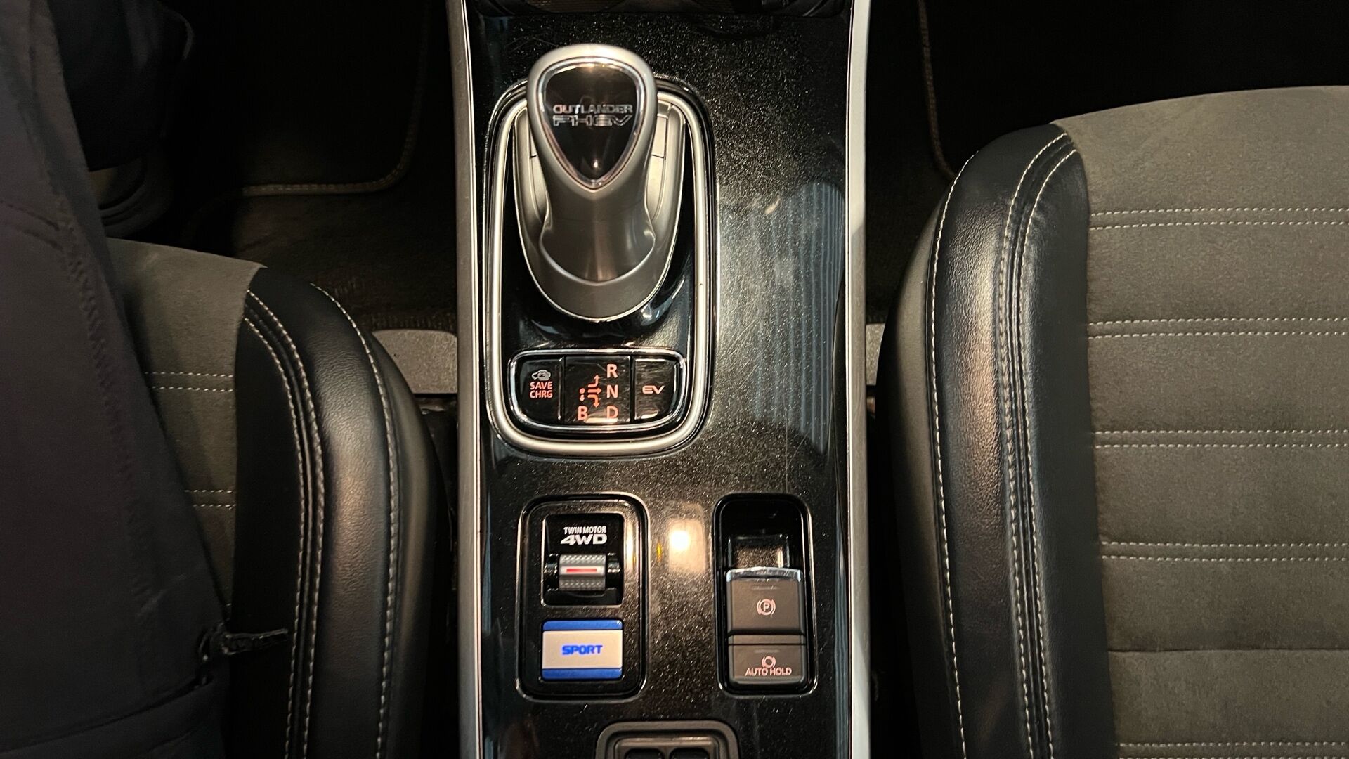 Billede af Mitsubishi Outlander 2,4 PHEV  Plugin-hybrid Invite+ 4WD 224HK 5d 6g Trinl. Gear