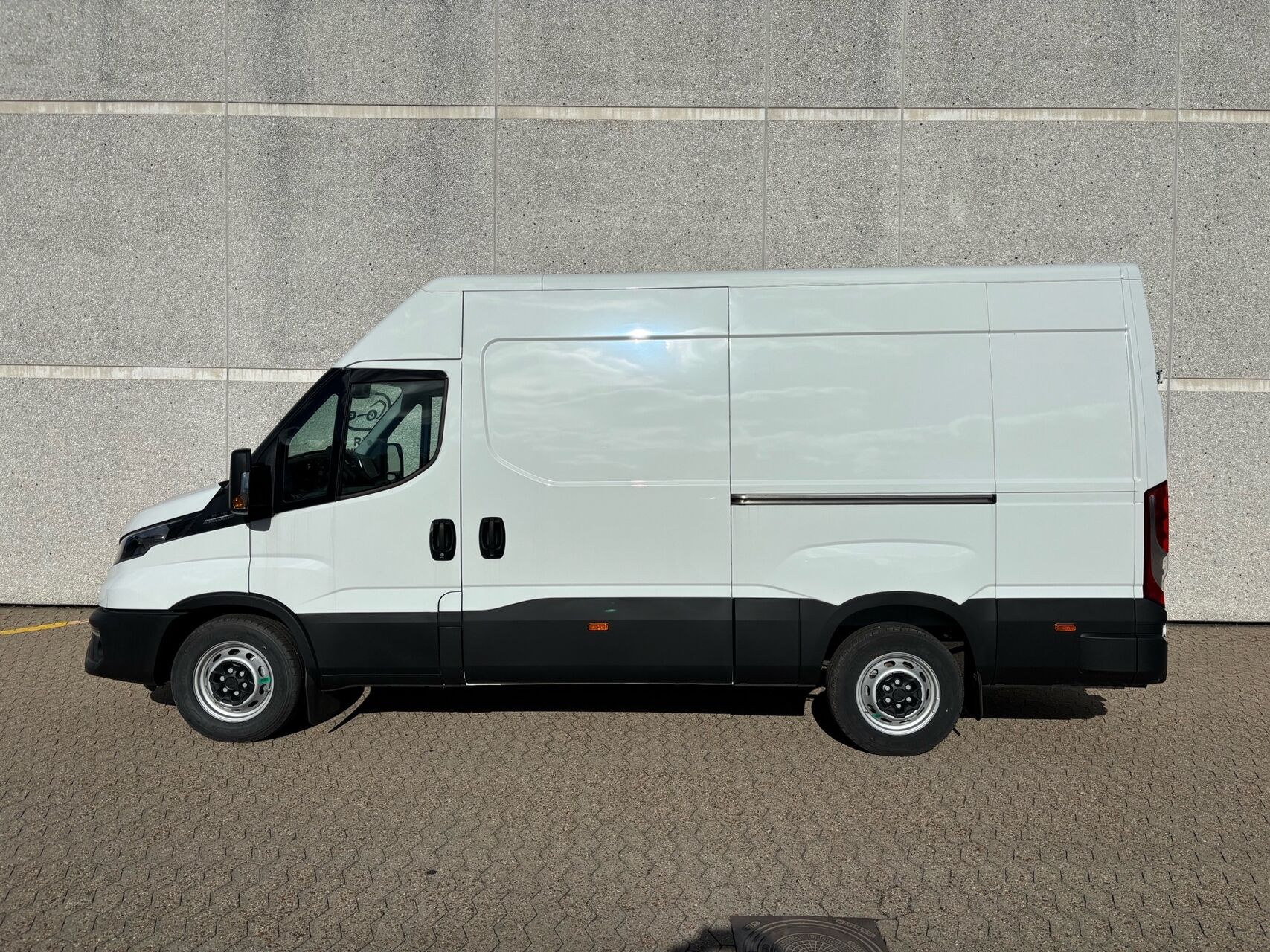 Billede af Iveco Daily 35S16 12m3 2,3 D Hi-Matic 156HK Van 8g Aut.
