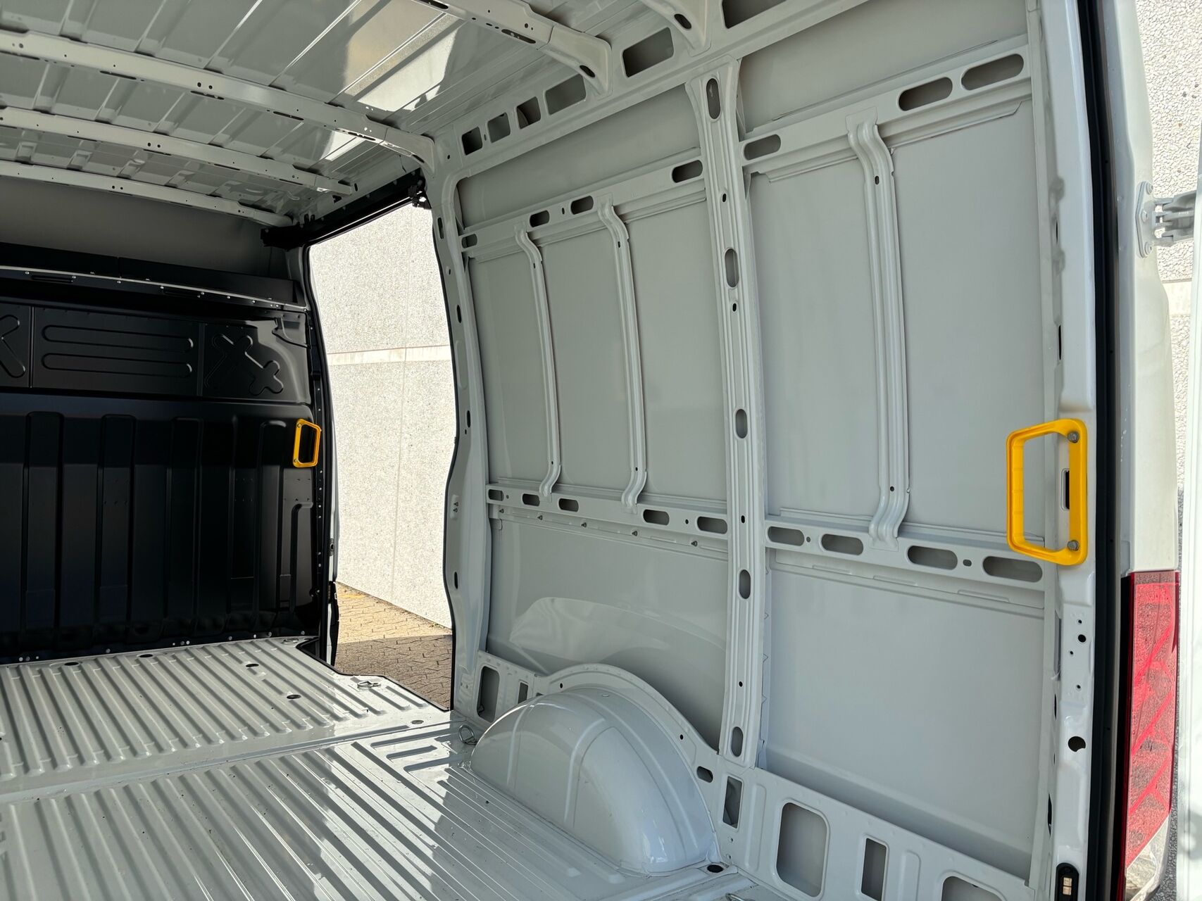 Billede af Iveco Daily 35S16 12m3 2,3 D Hi-Matic 156HK Van 8g Aut.