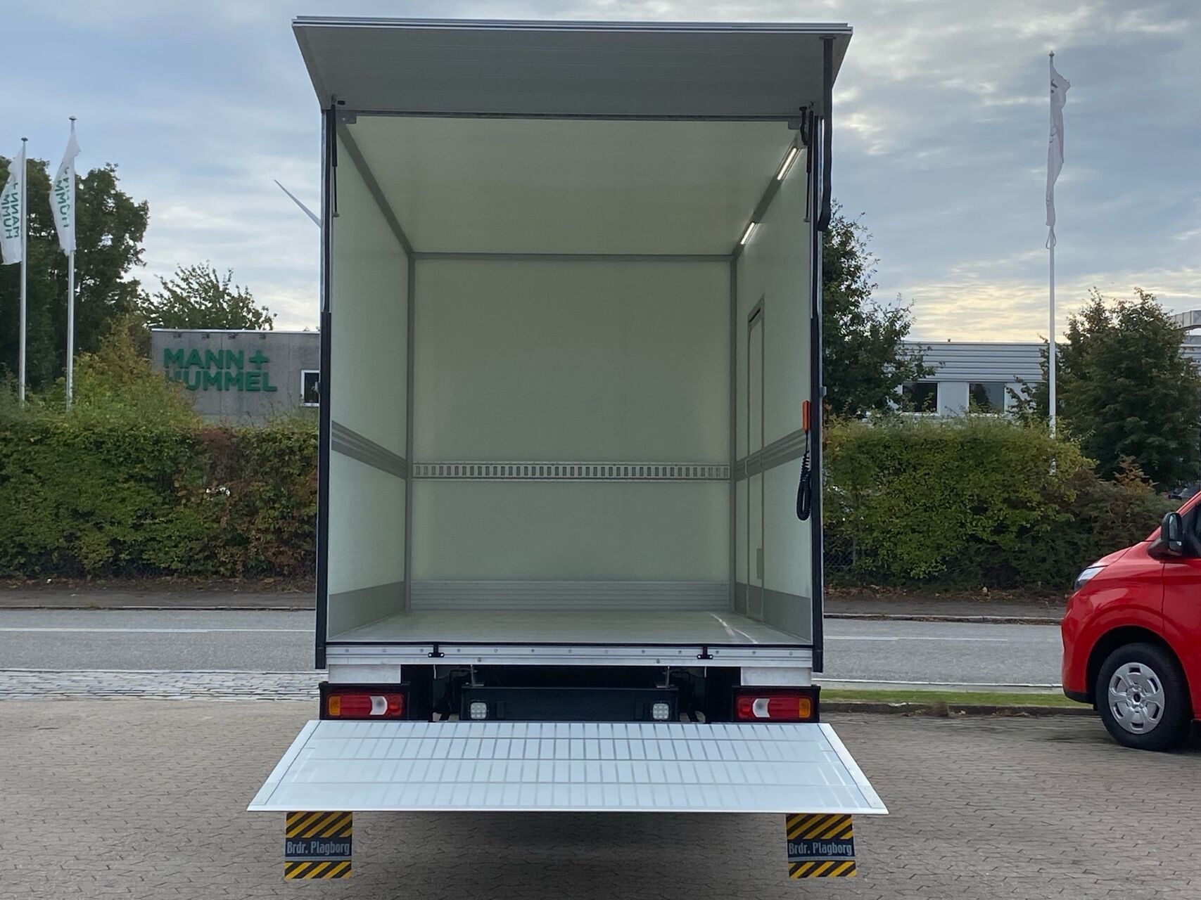 Billede af Iveco Daily 35S18 4100mm 3,0 D 180HK Ladv./Chas. 8g Aut.