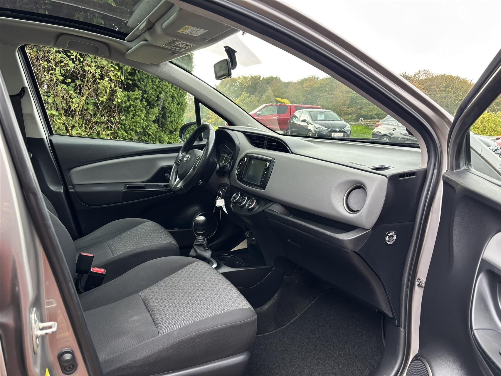 Billede af Toyota Yaris 1,3 VVT-I T2 Skyview 100HK 5d 6g