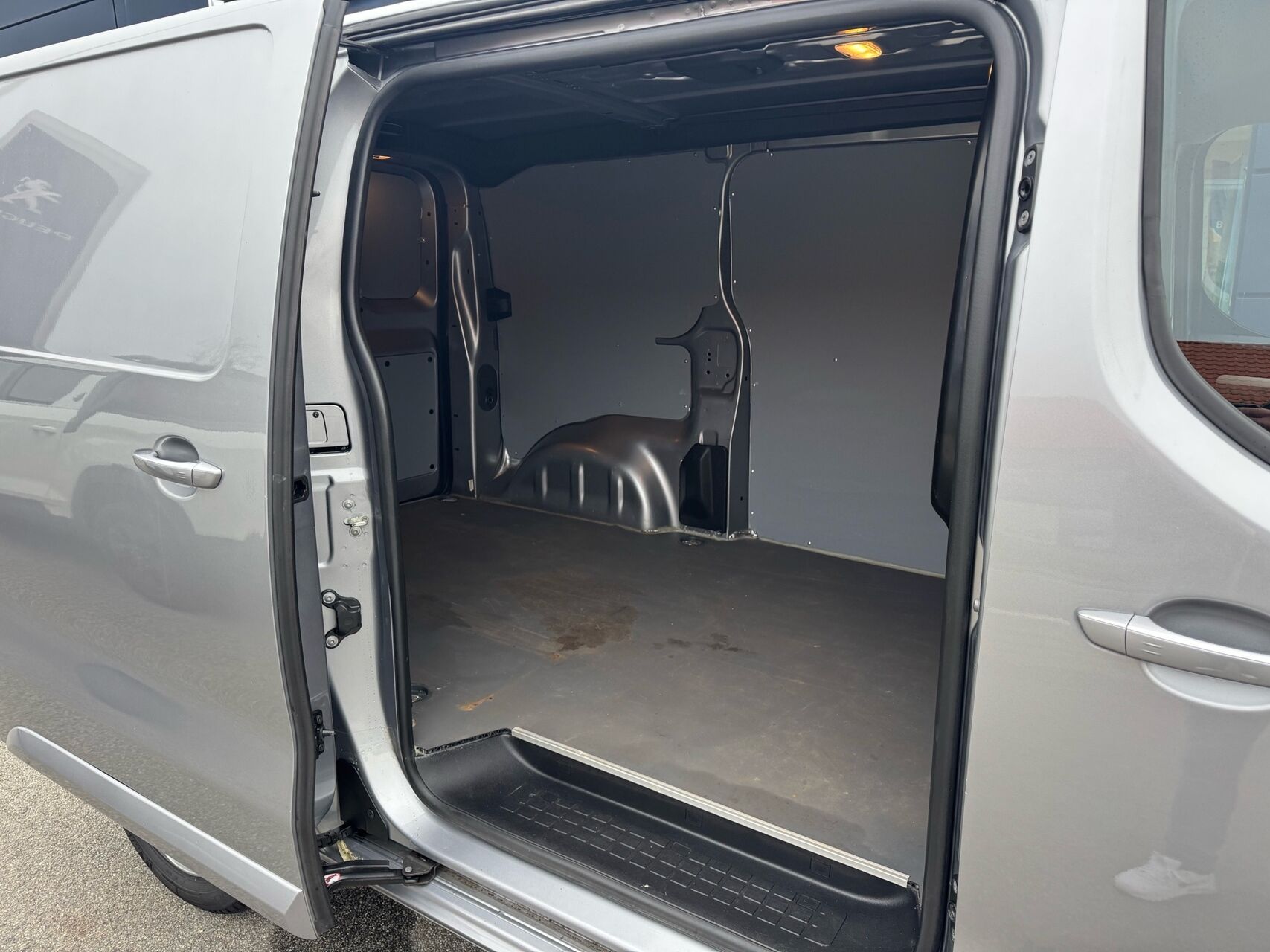 Billede af Peugeot Expert L2 2,0 BlueHDi Ultimate EAT8 177HK Van 8g Aut.