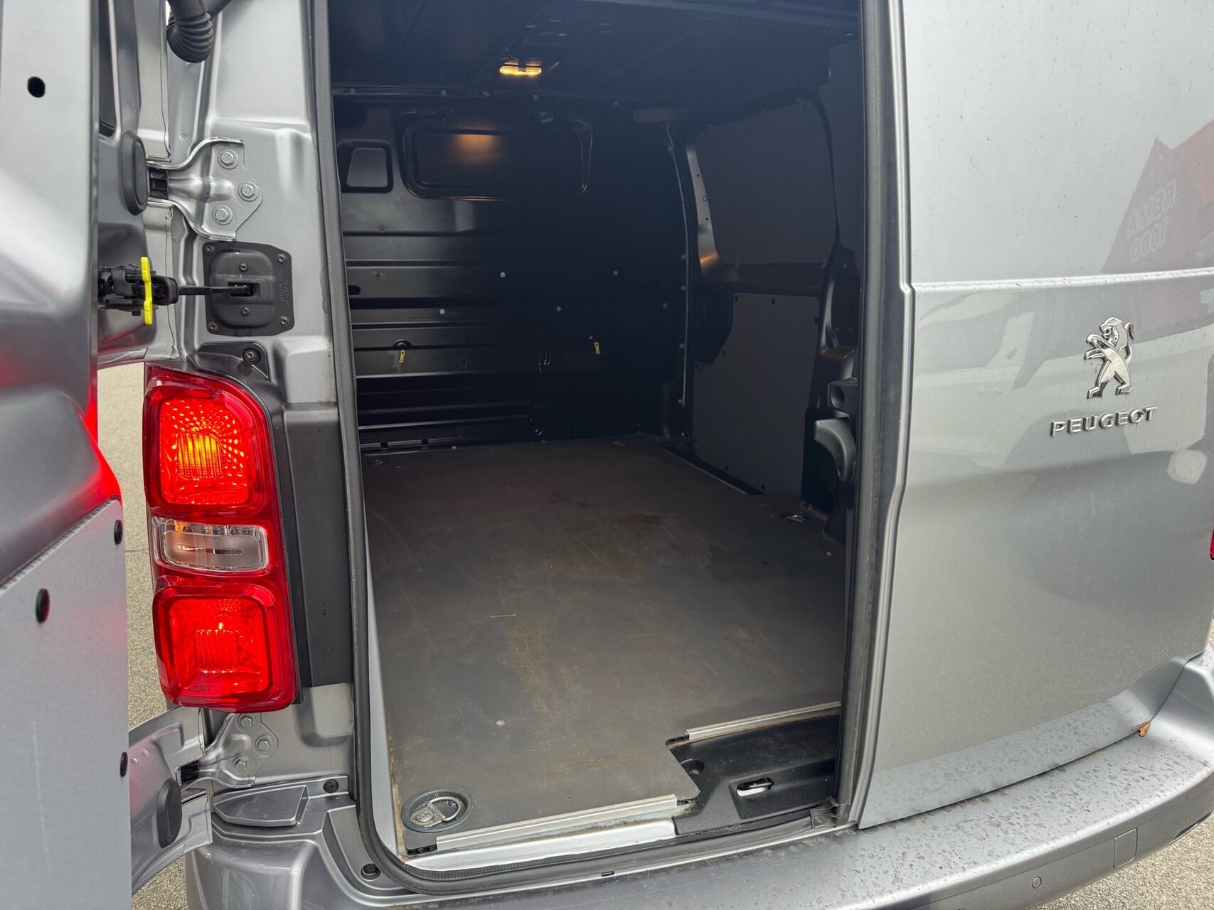 Billede af Peugeot Expert L2 2,0 BlueHDi Ultimate EAT8 177HK Van 8g Aut.