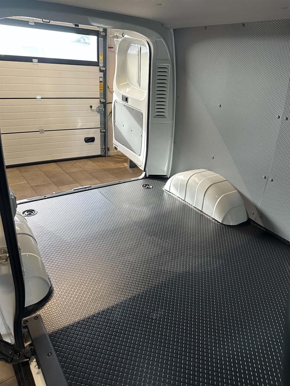 Billede af Maxus e-Deliver 3 SWB 50,2 kWh EL 122HK Van Aut.
