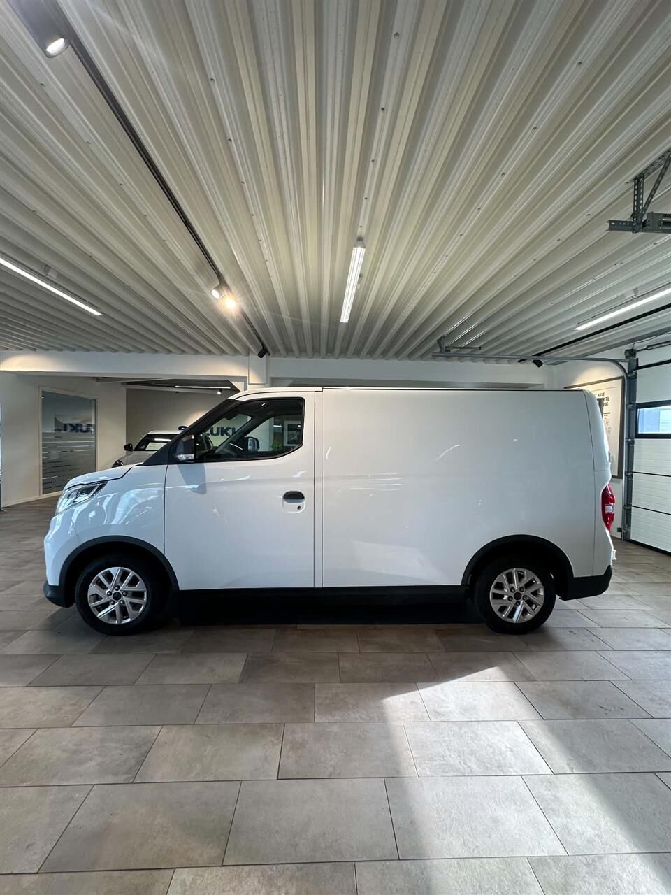 Billede af Maxus e-Deliver 3 SWB 50,2 kWh EL 122HK Van Aut.