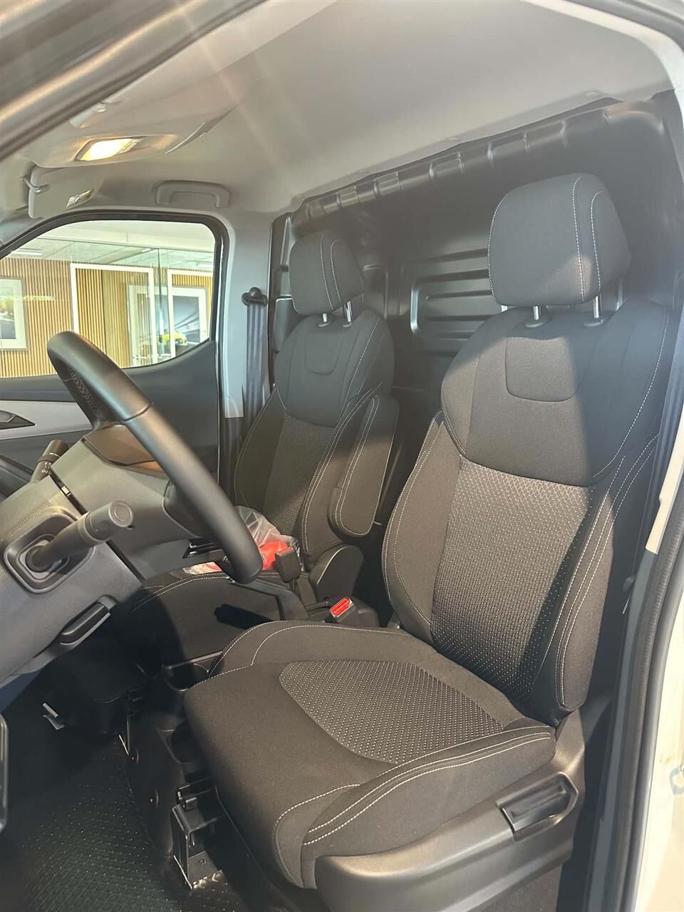 Billede af Maxus e-Deliver 3 SWB 50,2 kWh EL 122HK Van Aut.