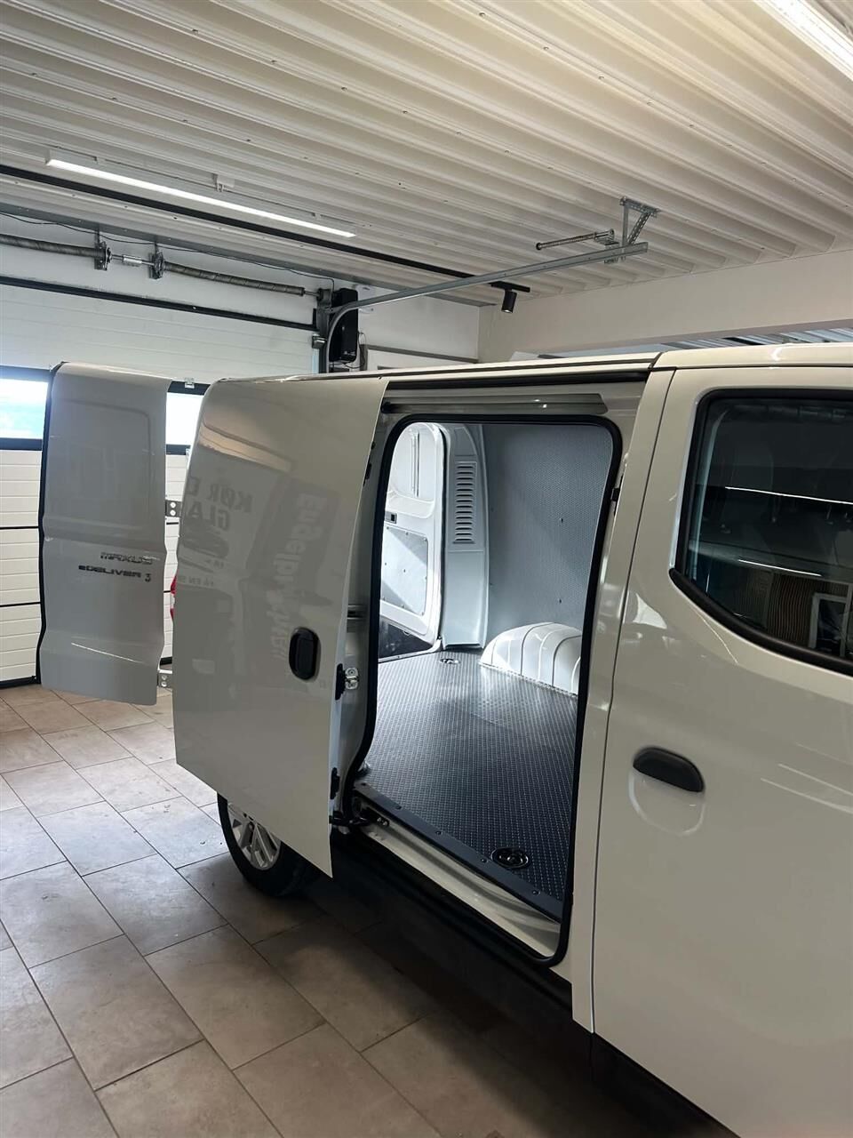 Billede af Maxus e-Deliver 3 SWB 50,2 kWh EL 122HK Van Aut.