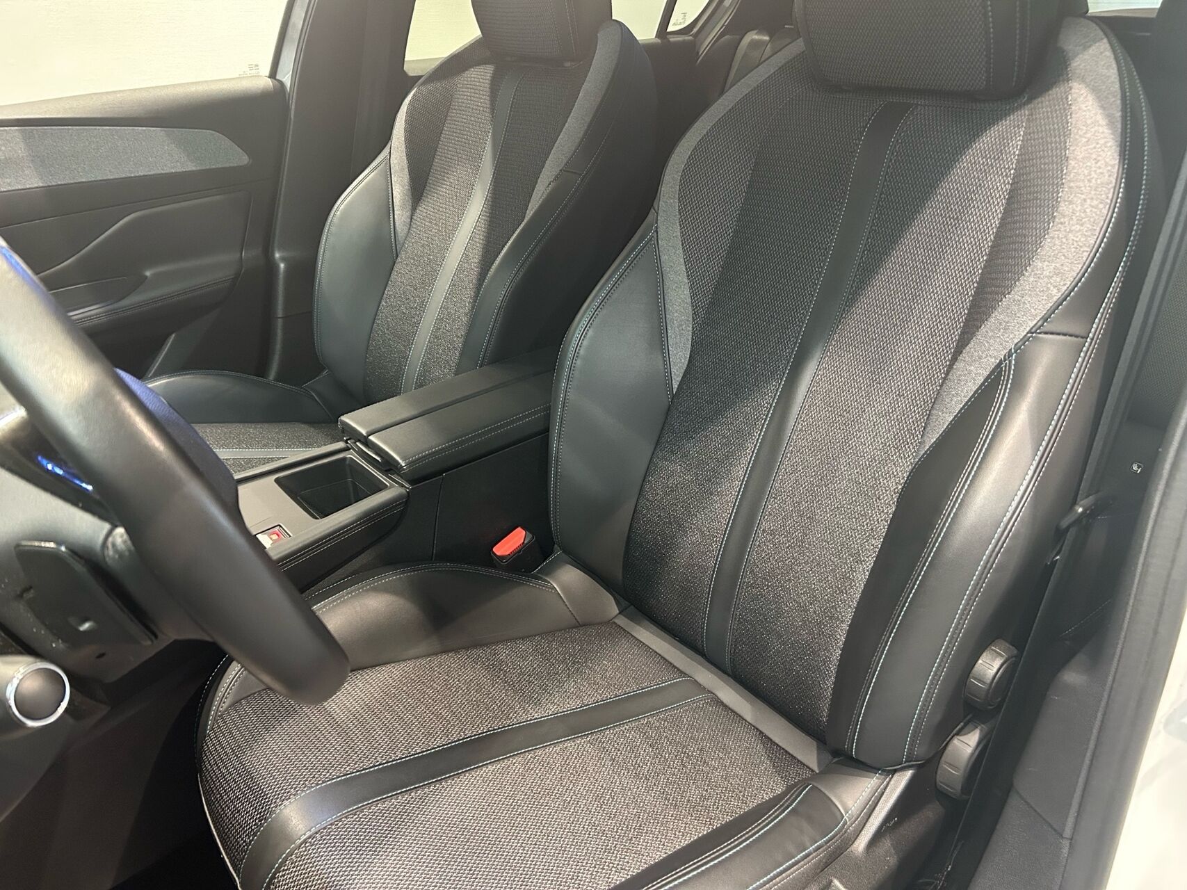 Billede af Peugeot 308 1,6 Plugin-hybrid First Selection Plus EAT8 180HK 5d 8g Aut.
