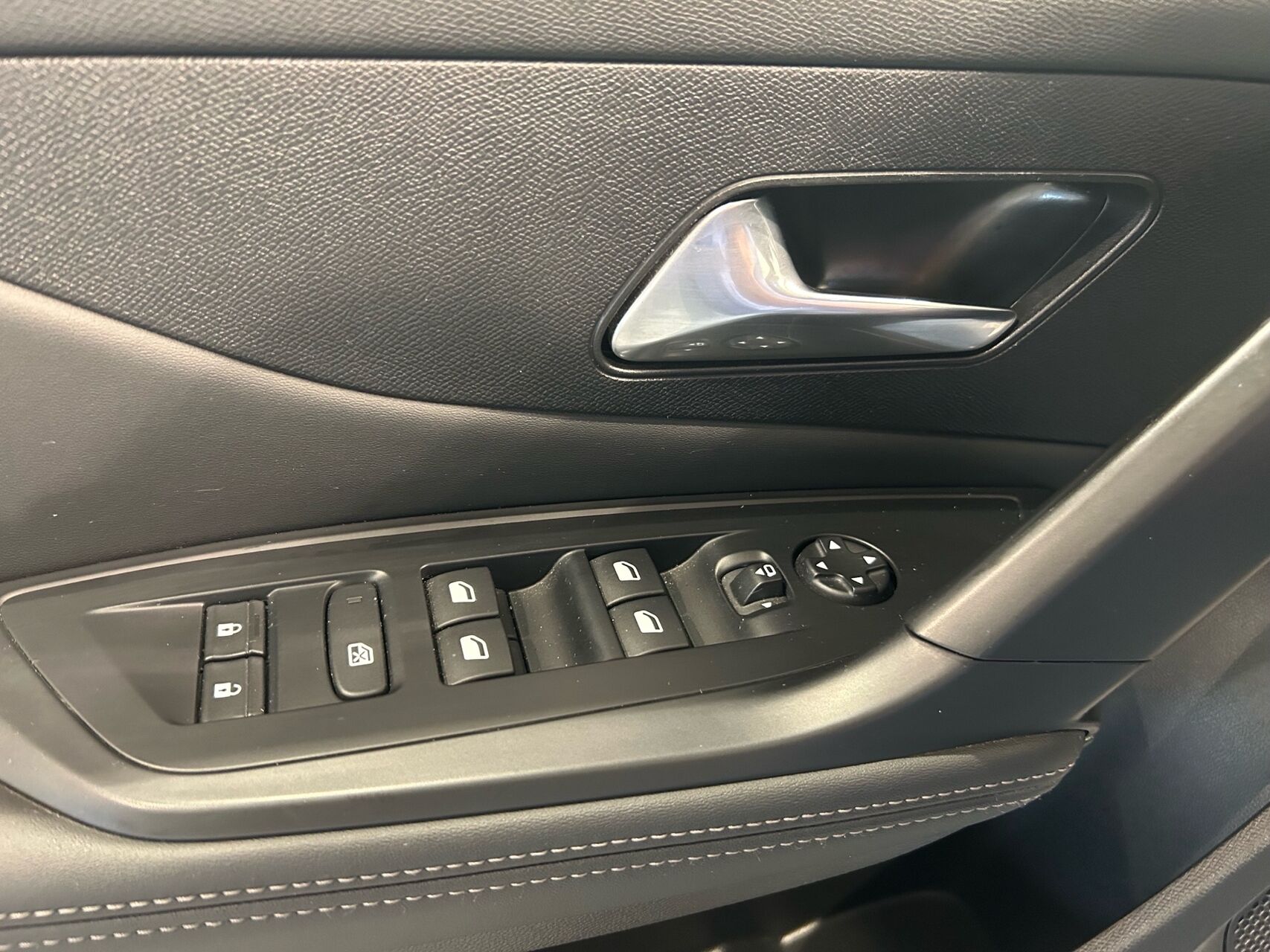 Billede af Peugeot 308 1,6 Plugin-hybrid First Selection Plus EAT8 180HK 5d 8g Aut.