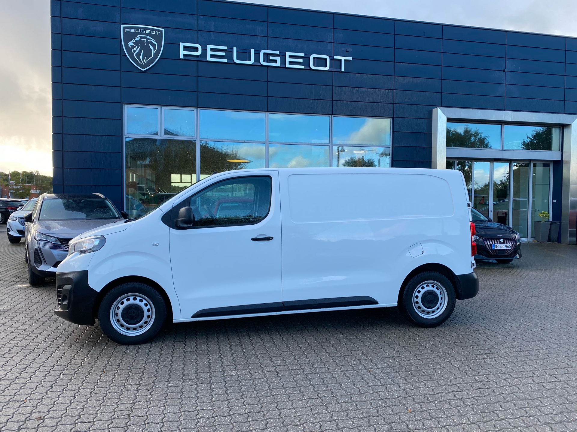 Billede af Peugeot Expert L2 Plus 2,0 BlueHDi EAT6 180HK Van 6g Aut.