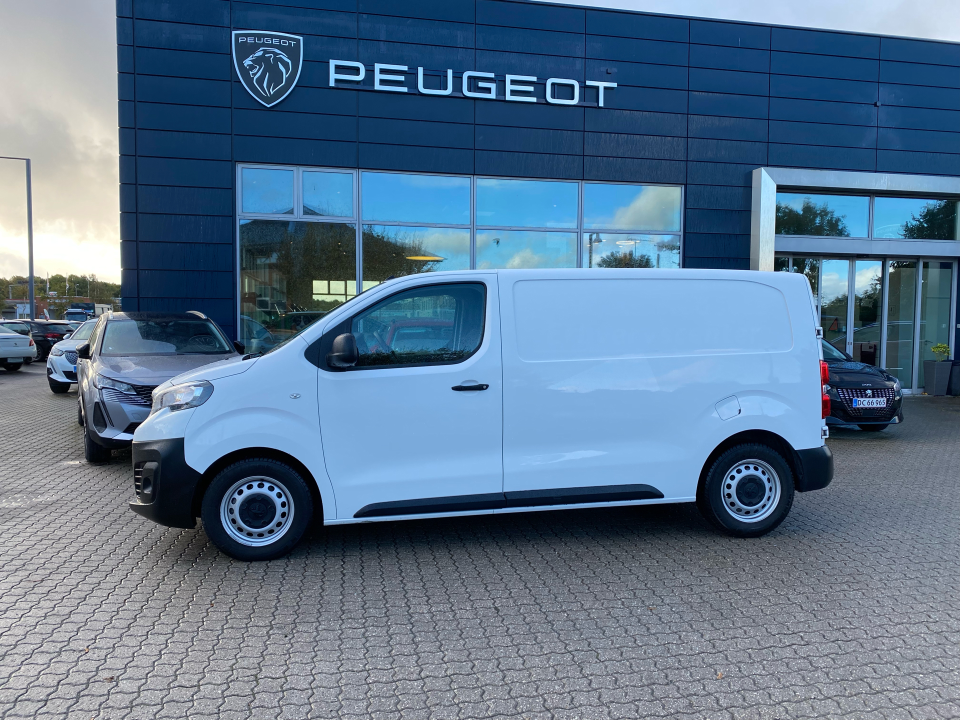 Billede af Peugeot Expert L2 Plus 2,0 BlueHDi EAT6 180HK Van 6g Aut.