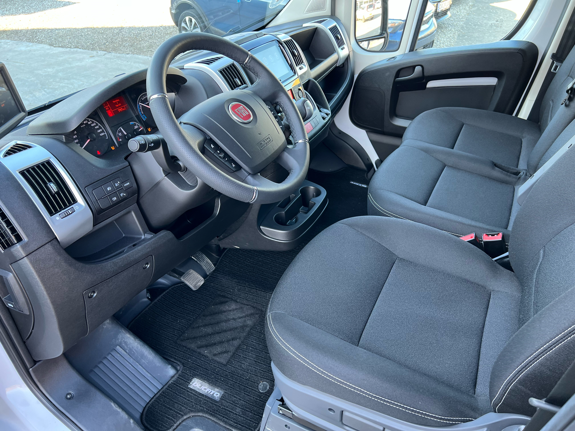 Billede af Fiat E-Ducato 35 Maxi L2H2 47Kwt 122HK Van Trinl. Gear 