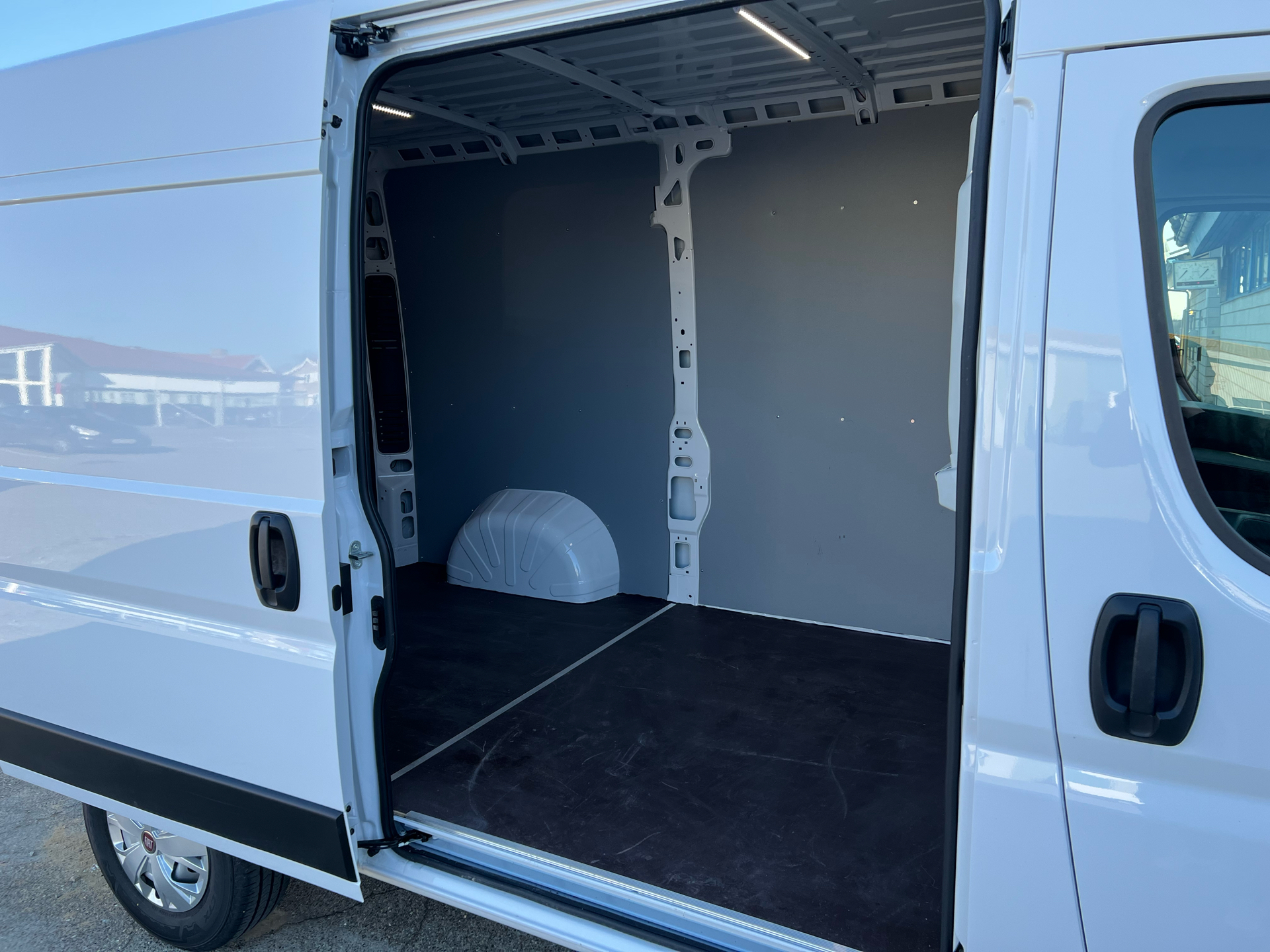 Billede af Fiat E-Ducato 35 Maxi L2H2 47Kwt 122HK Van Trinl. Gear 