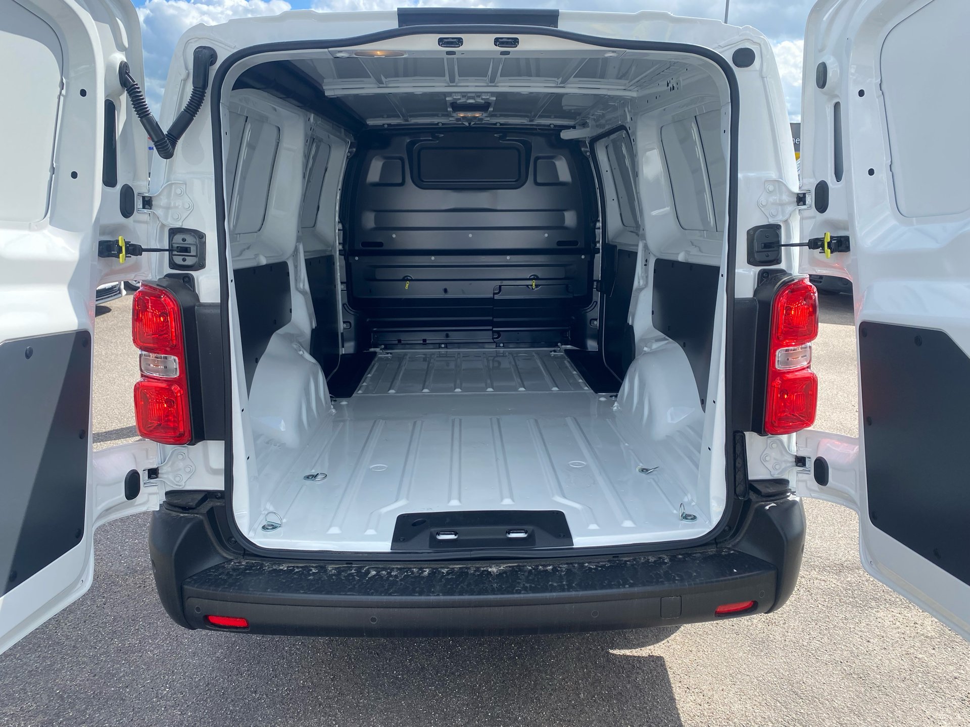 Billede af Opel Vivaro L3V2 2,0 BlueHDi Enjoy AT8 145HK Van 8g Aut.