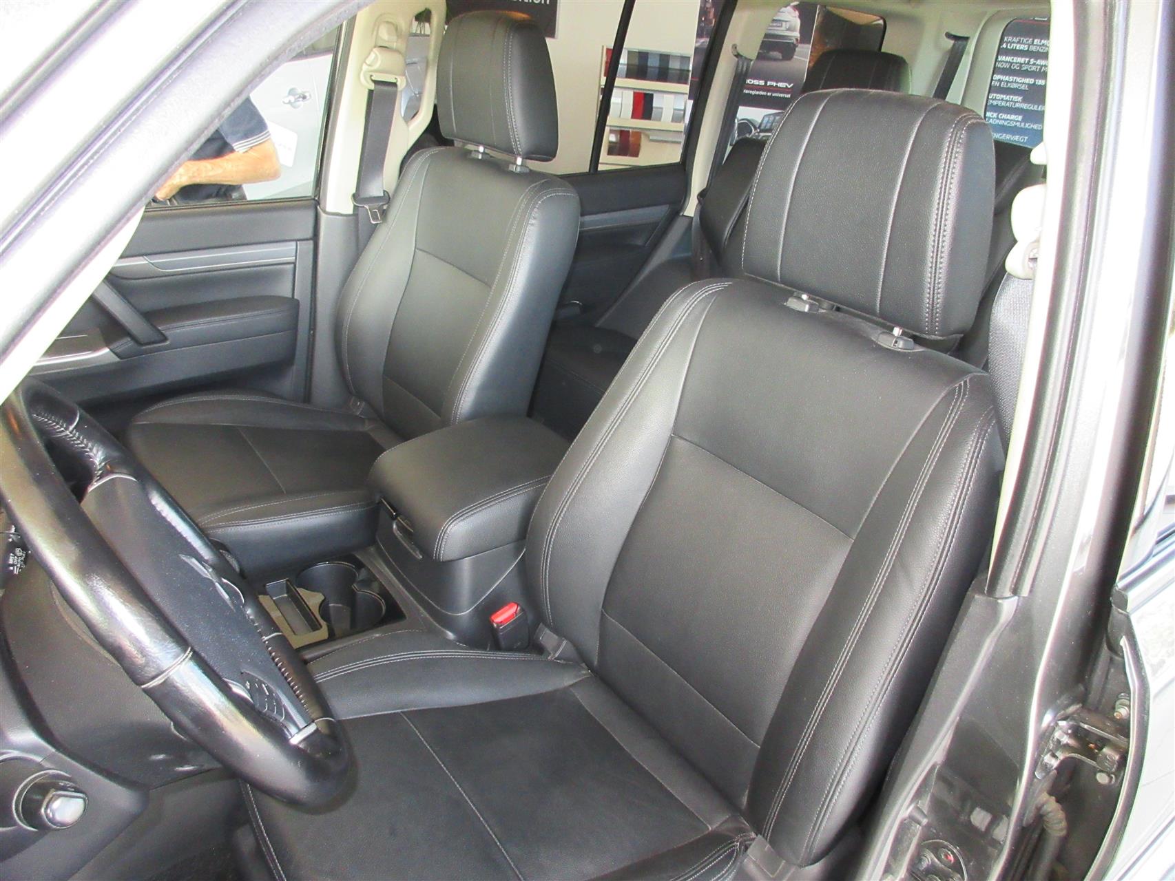 Billede af Mitsubishi Pajero 3,2 DI-D Instyle 4WD 190HK 5d Aut.