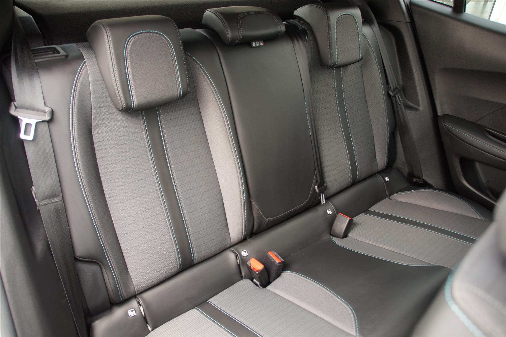 Billede af Peugeot 2008 1,2 PureTech Sportium EAT8 130HK 5d 8g Aut.