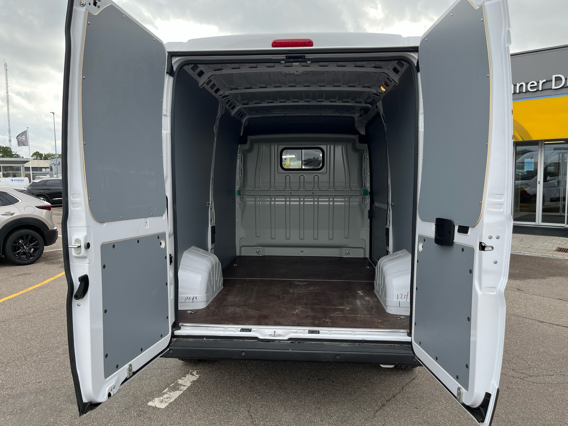 Billede af Opel Movano 35 L2H2 2,2 BlueHDi Enjoy 140HK Van 6g