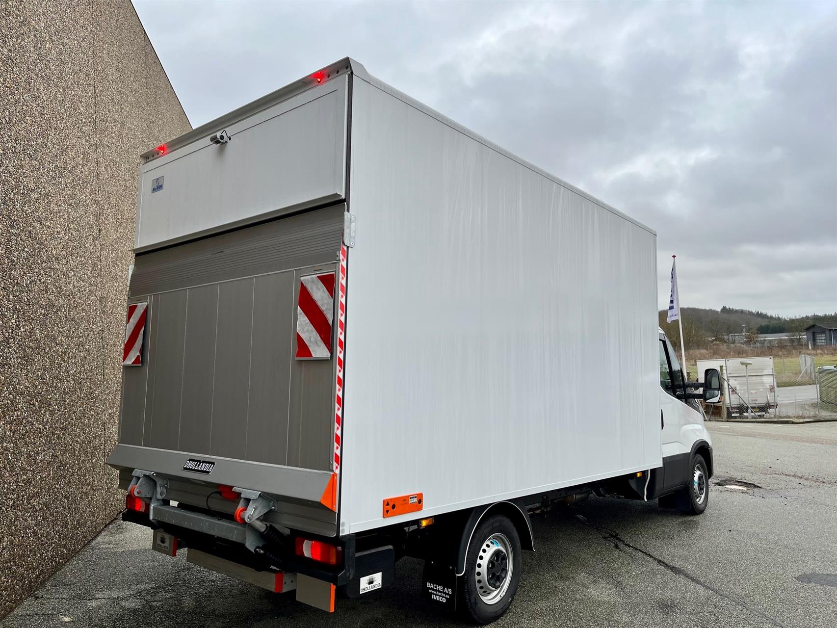 Billede af Iveco Daily 35S18 4100mm 3,0 D m/Alukasse med lift 180HK Ladv./Chas. 8g Aut.