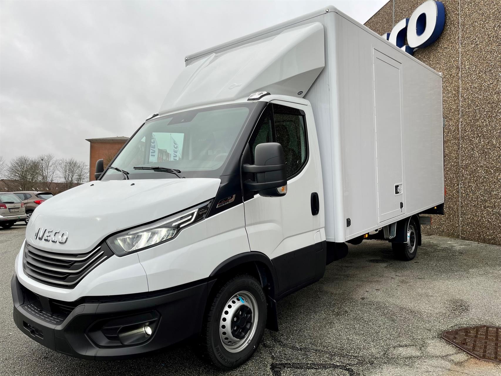 Billede af Iveco Daily 35S18 4100mm 3,0 D m/Alukasse med lift 180HK Ladv./Chas. 8g Aut.