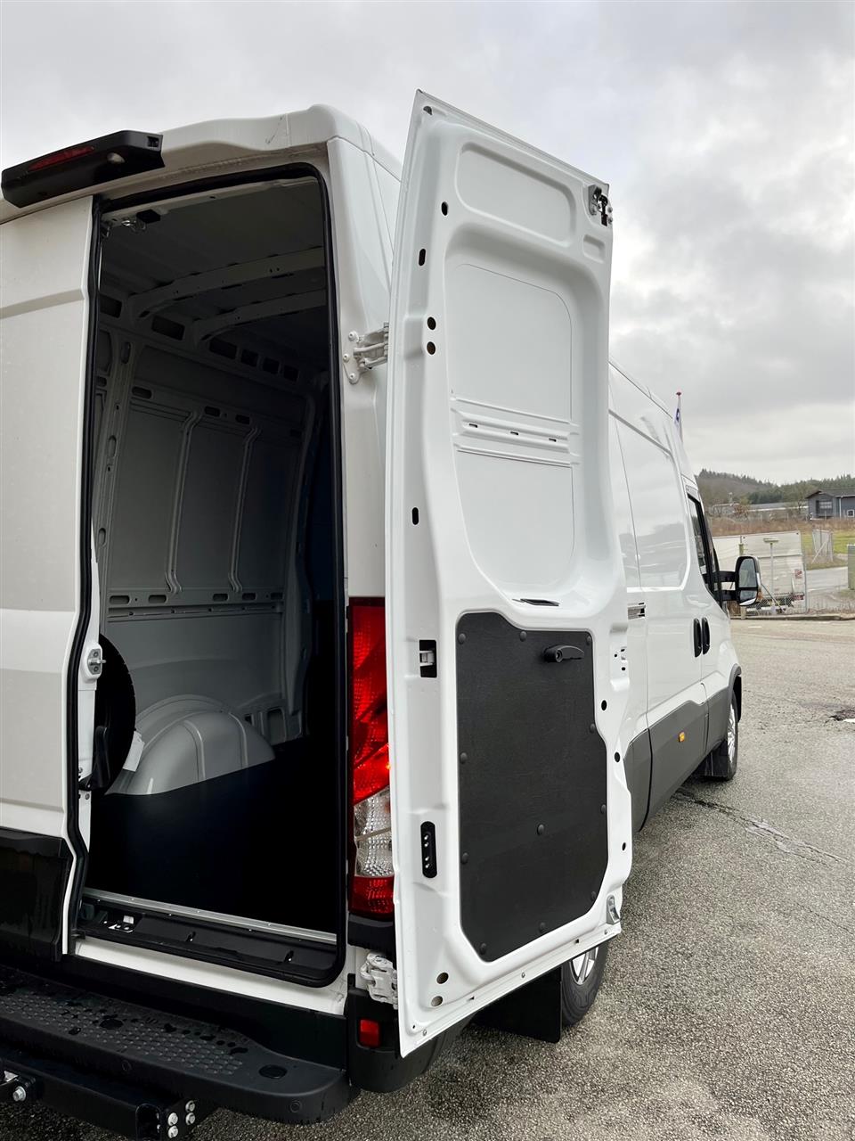 Billede af Iveco Daily 35S18 12m3 3,0 D 180HK Van 8g Aut.