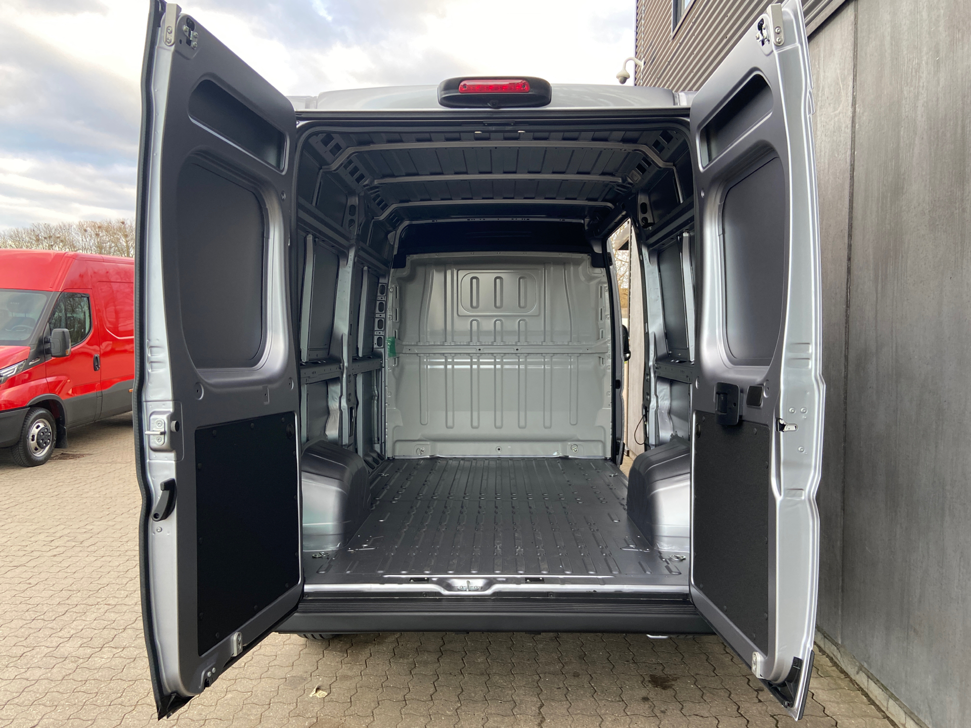 Billede af Peugeot Boxer 333 L2H2 2,2 BlueHDi Premium 140HK Van 6g