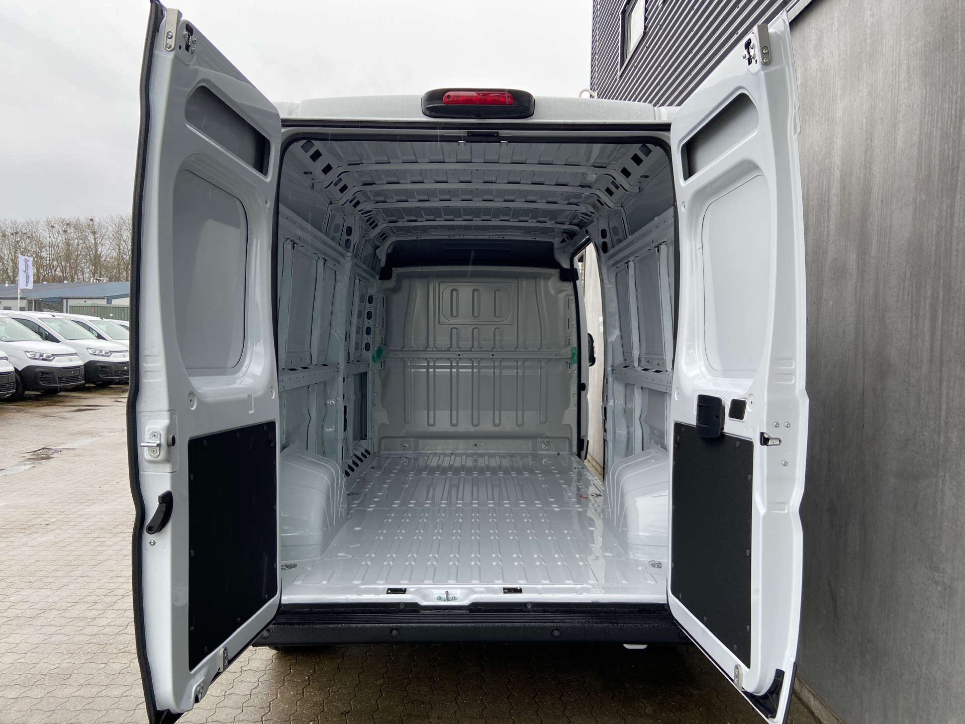 Billede af Peugeot Boxer 335 L3H2 2,2 BlueHDi Premium 140HK Van 6g