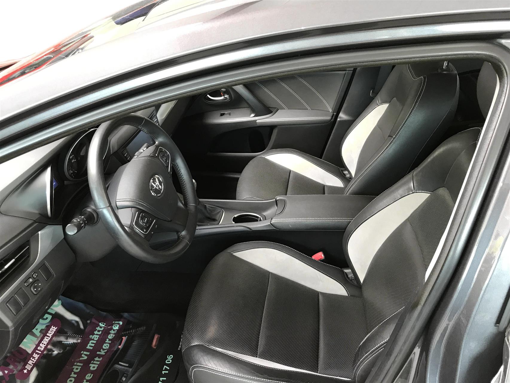 Toyota Avensis Touring Sports 1,8 VVT-I T2 Premium + Læder Stc 6g