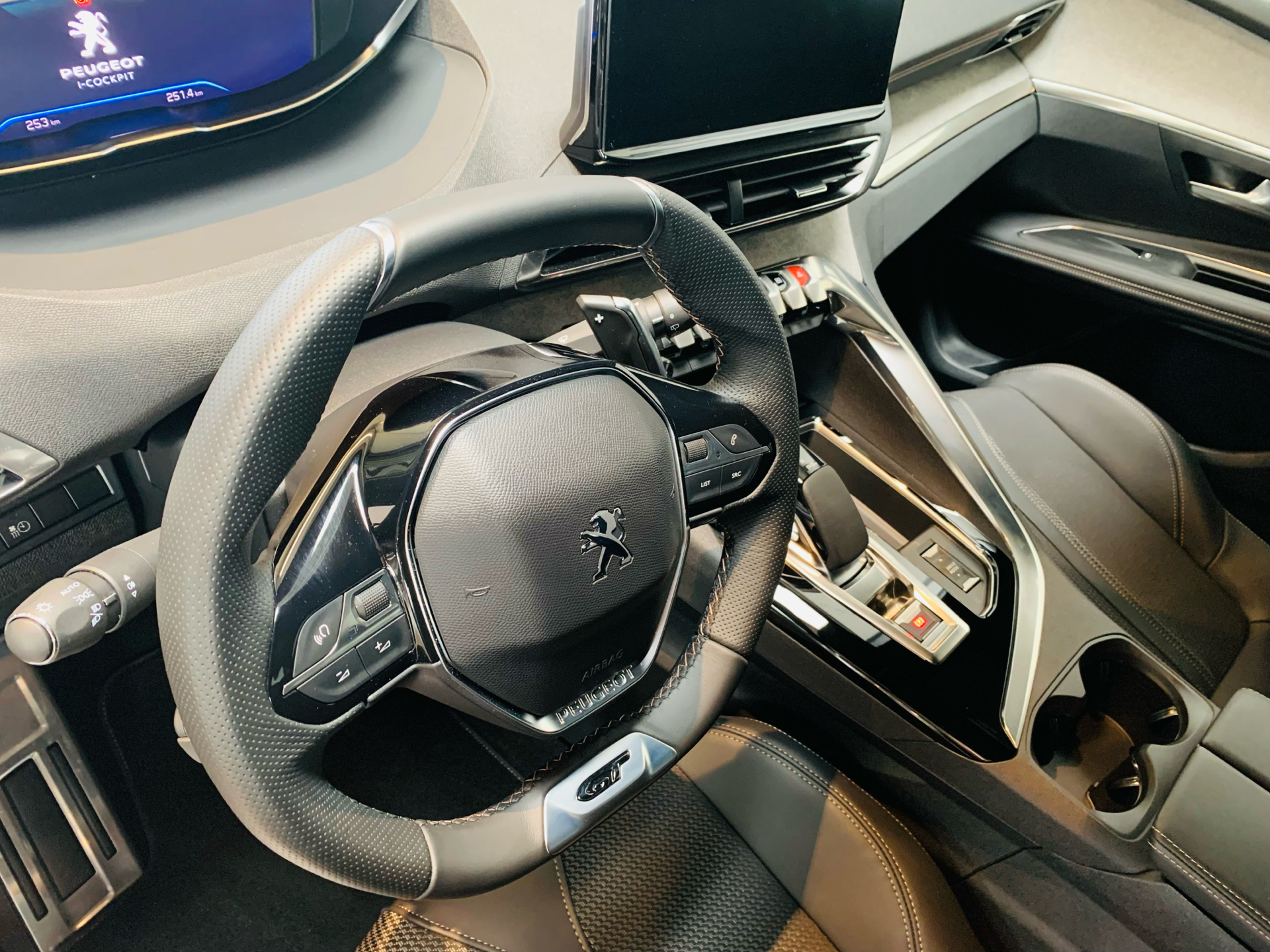 Billede af Peugeot 3008 1,6 PureTech  Plugin-hybrid GT Sport Black EAT8 225HK 5d 8g Aut.