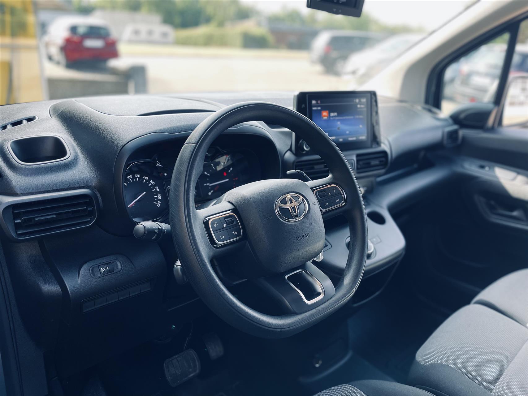 Billede af Toyota Proace City Medium 1,5 D Comfort Smart Active Vision 130HK Van 8g Aut.